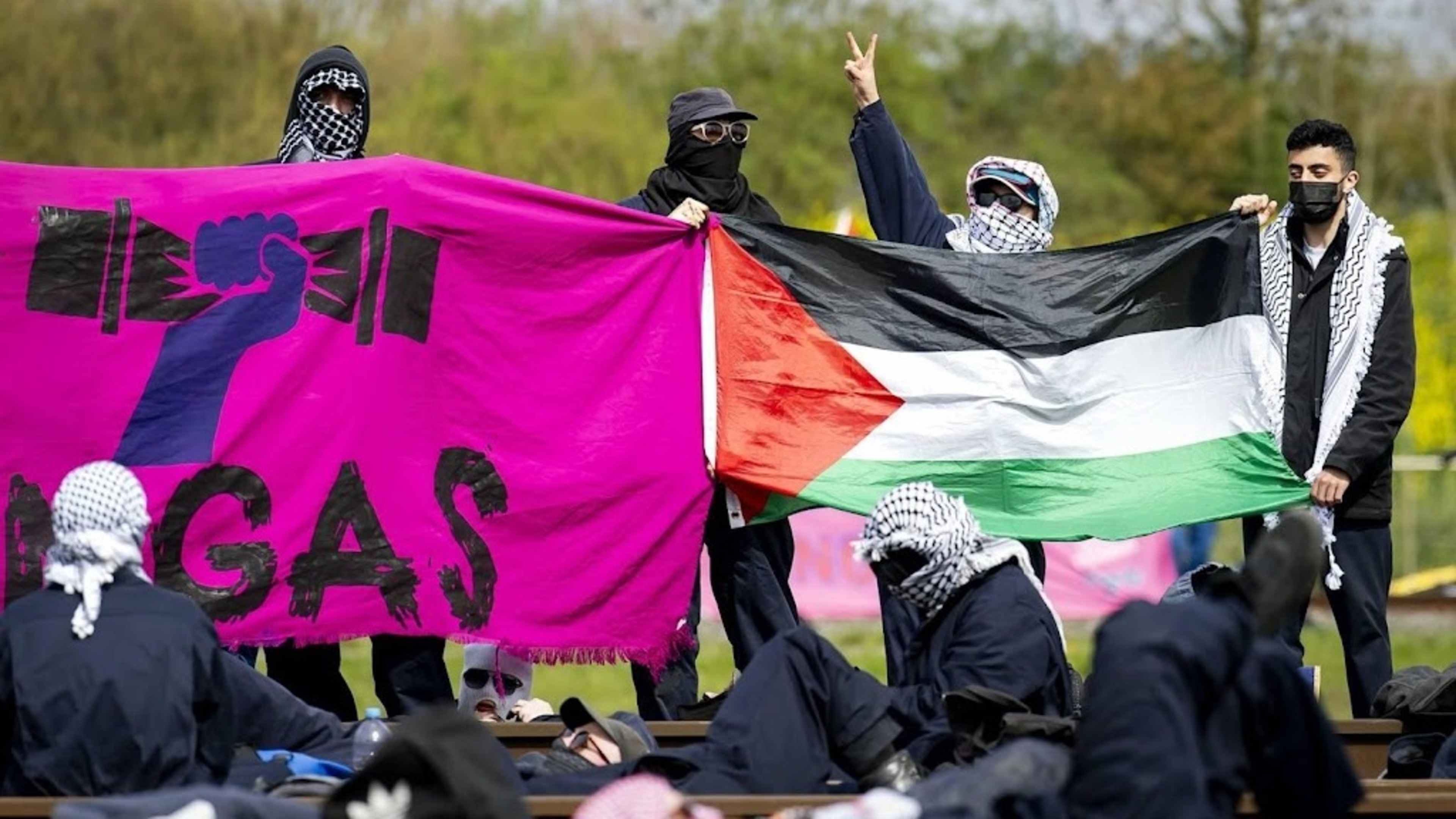 Activists occupy two Betuweroute railway lines