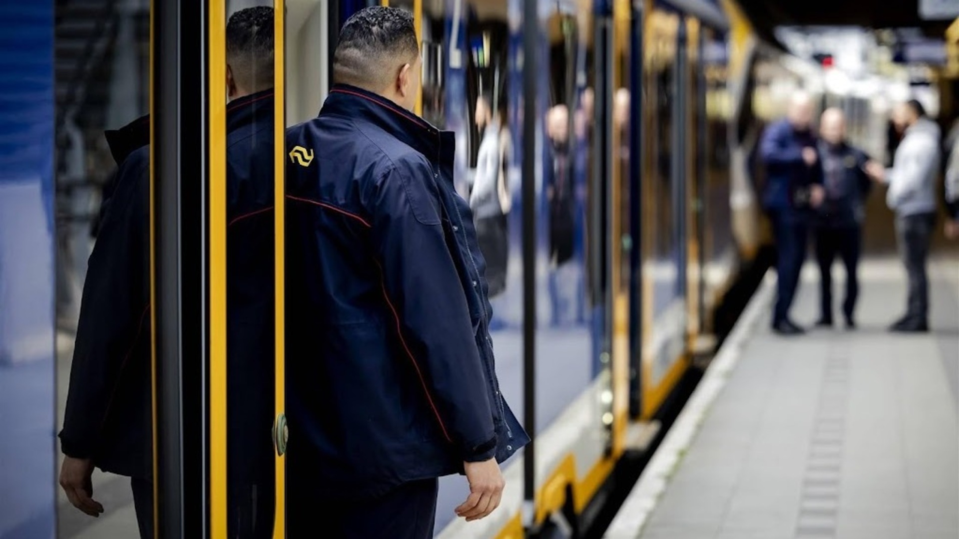 Illustratief - een conducteur op het perron van Station Utrecht Centraal. 