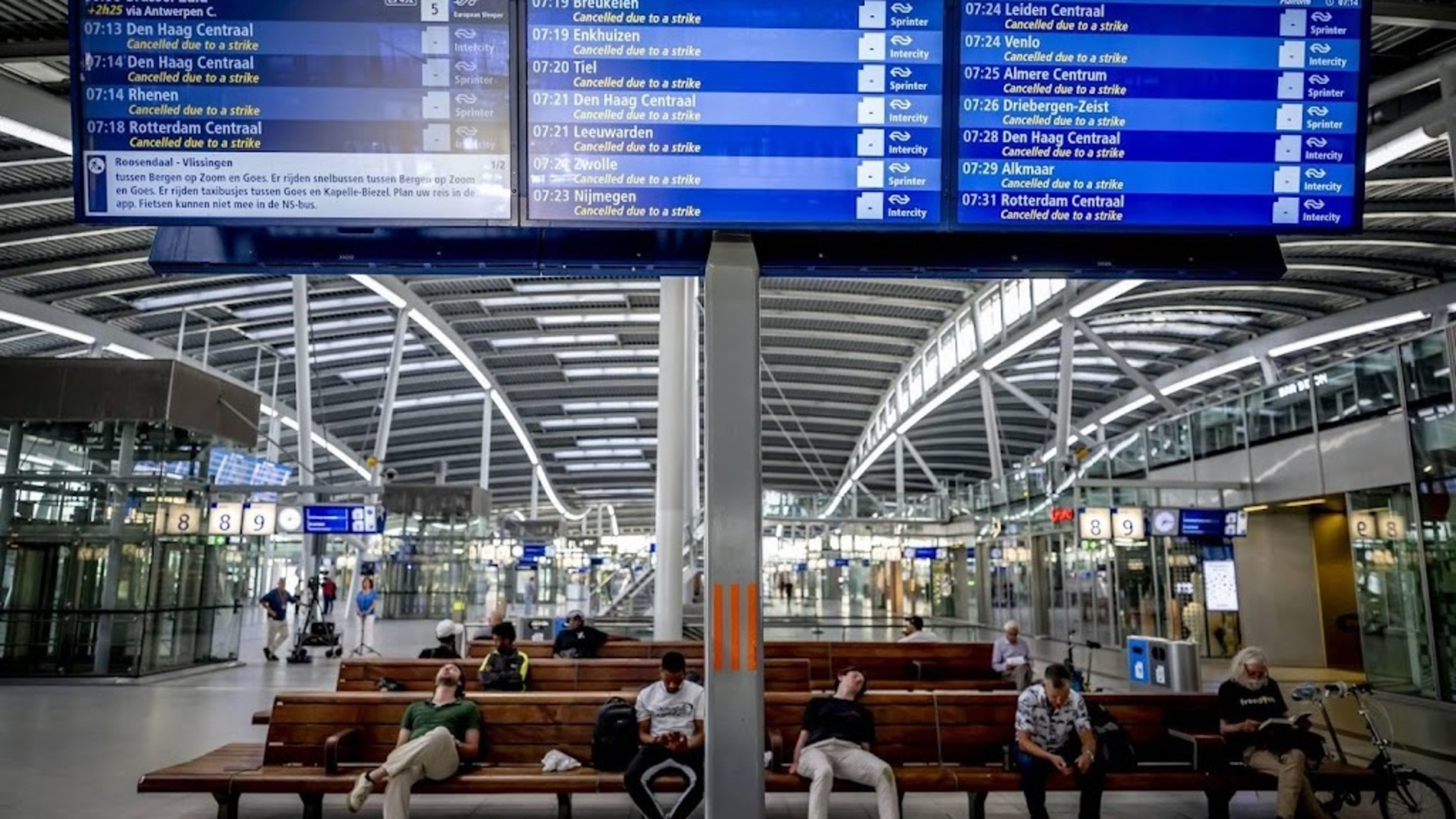 First trains and buses depart in Utrecht after public transport strike