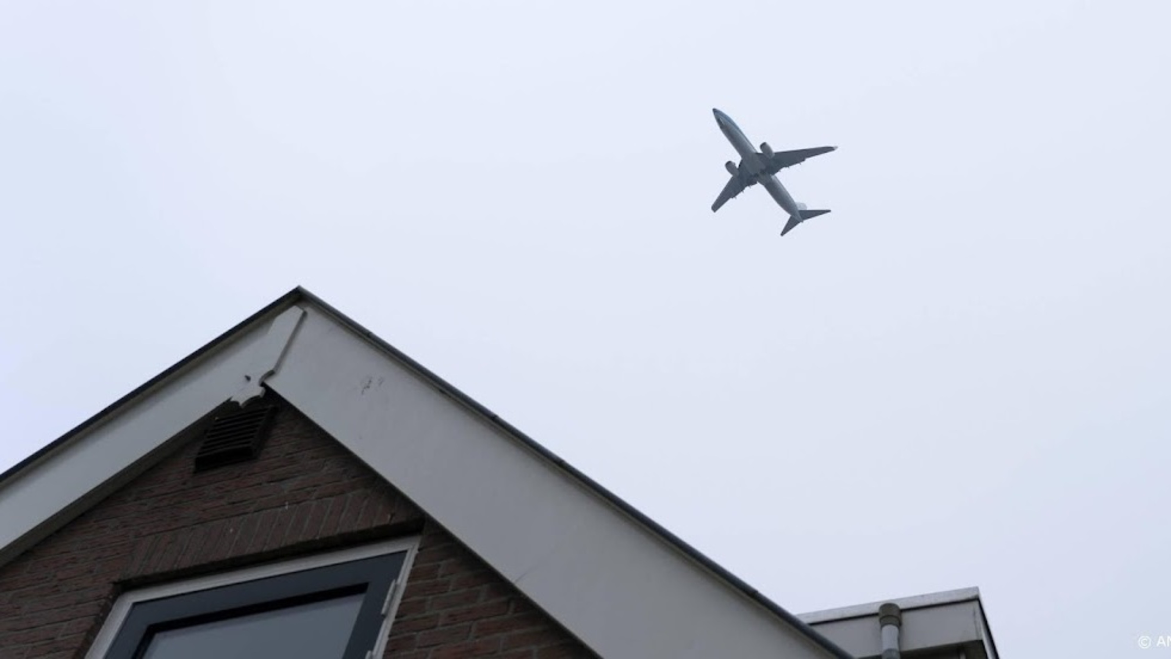 Local residents and environmental groups demand action on Schiphol noise pollution