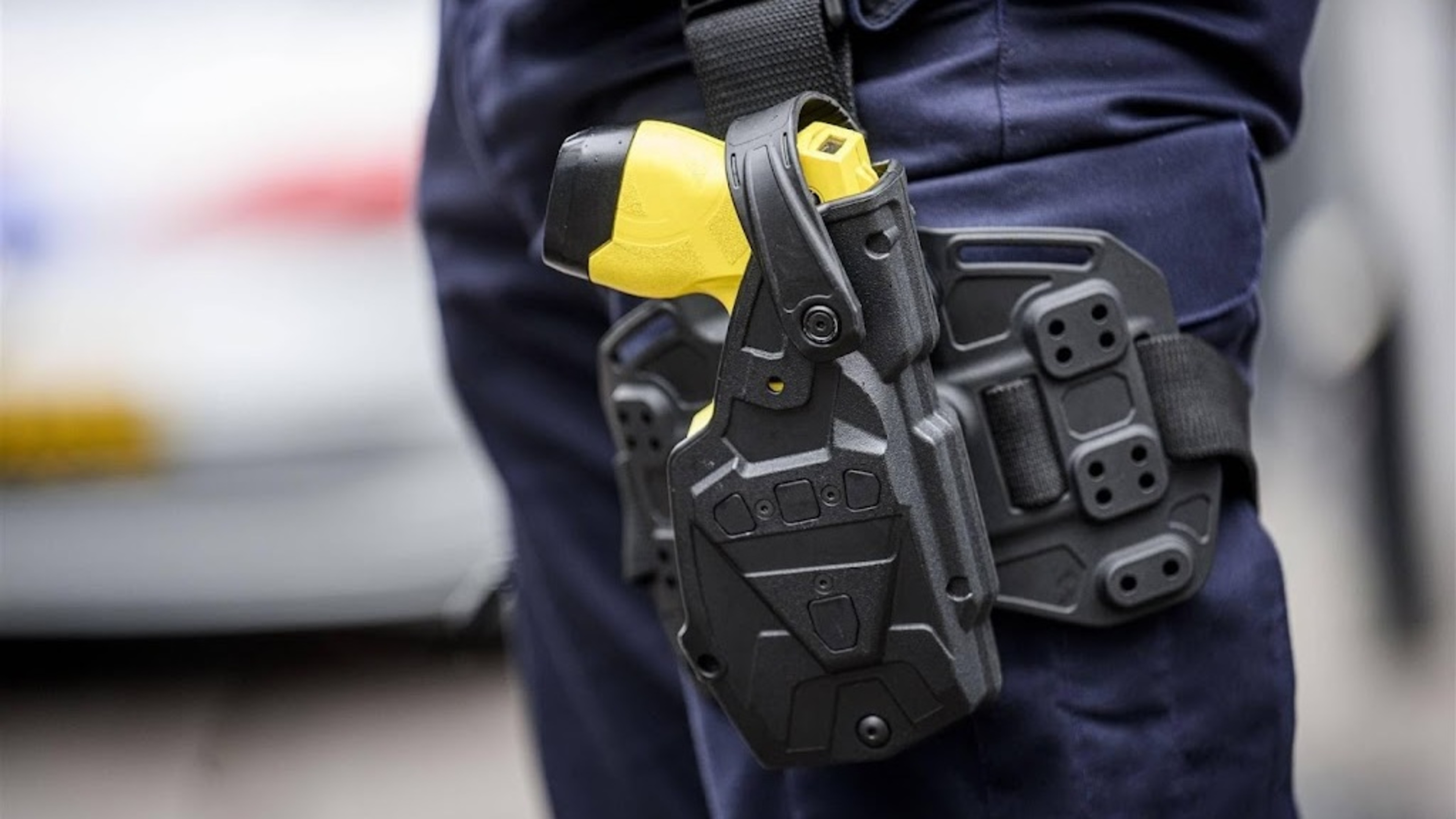 Rijden in gestolen bus van kinderopvang uit Broek op Langedijk en vuurwapenbezit kosten 19-jarige ve
