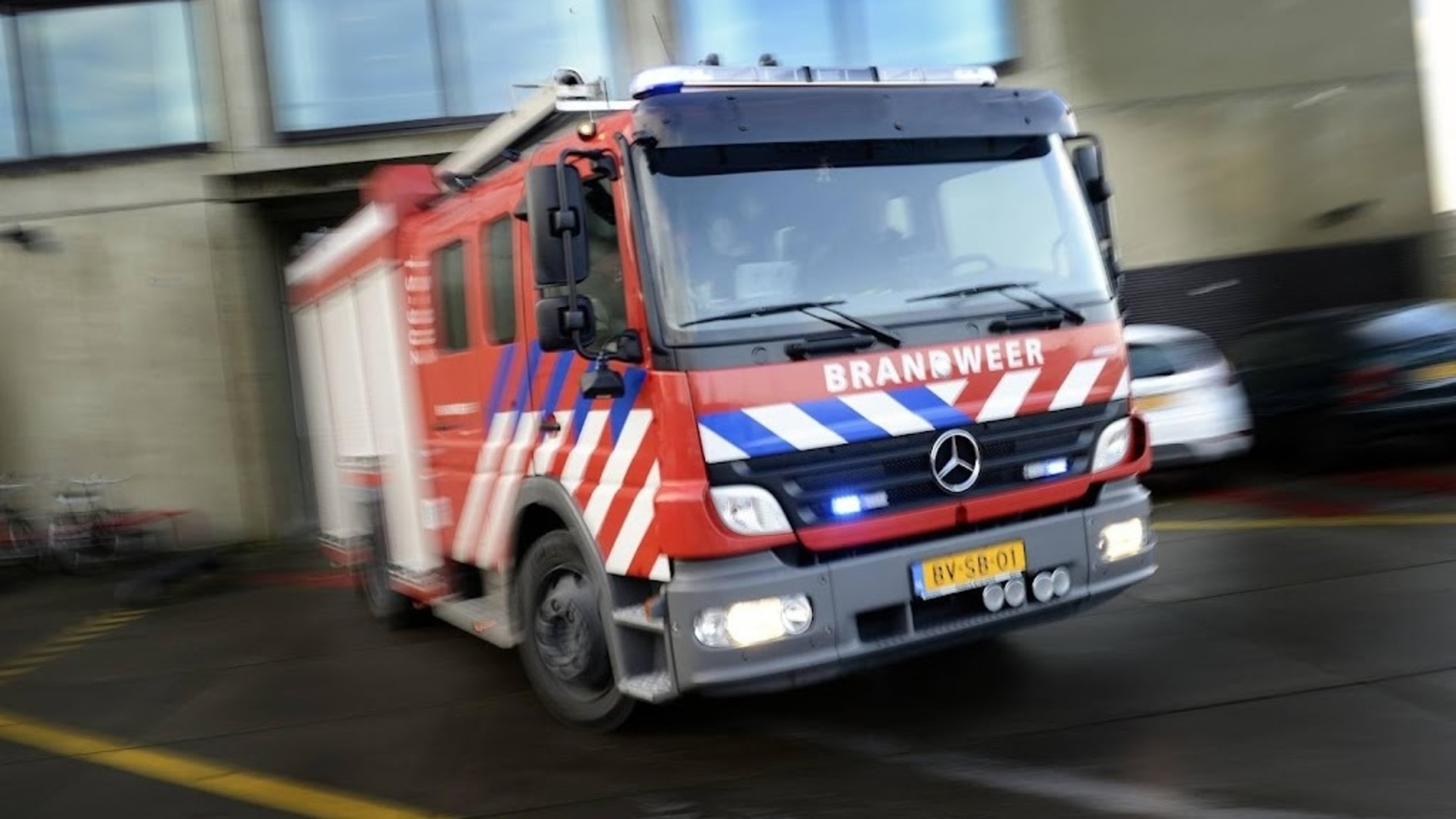 Firefighters rescue people from balconies in Voorburg fire