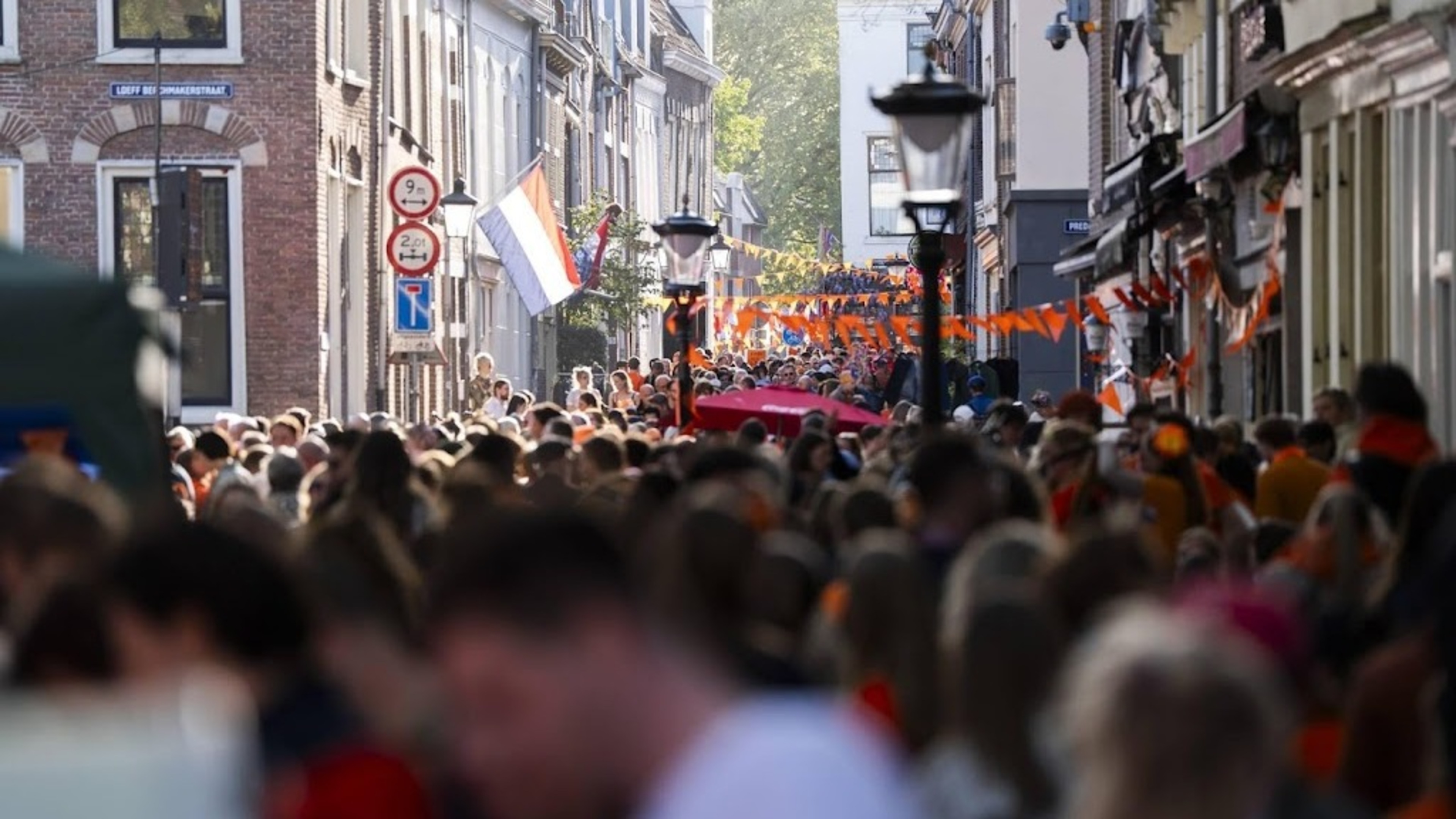 Utrecht: Stadhuisplein and Oudkerkhof full due to crowds