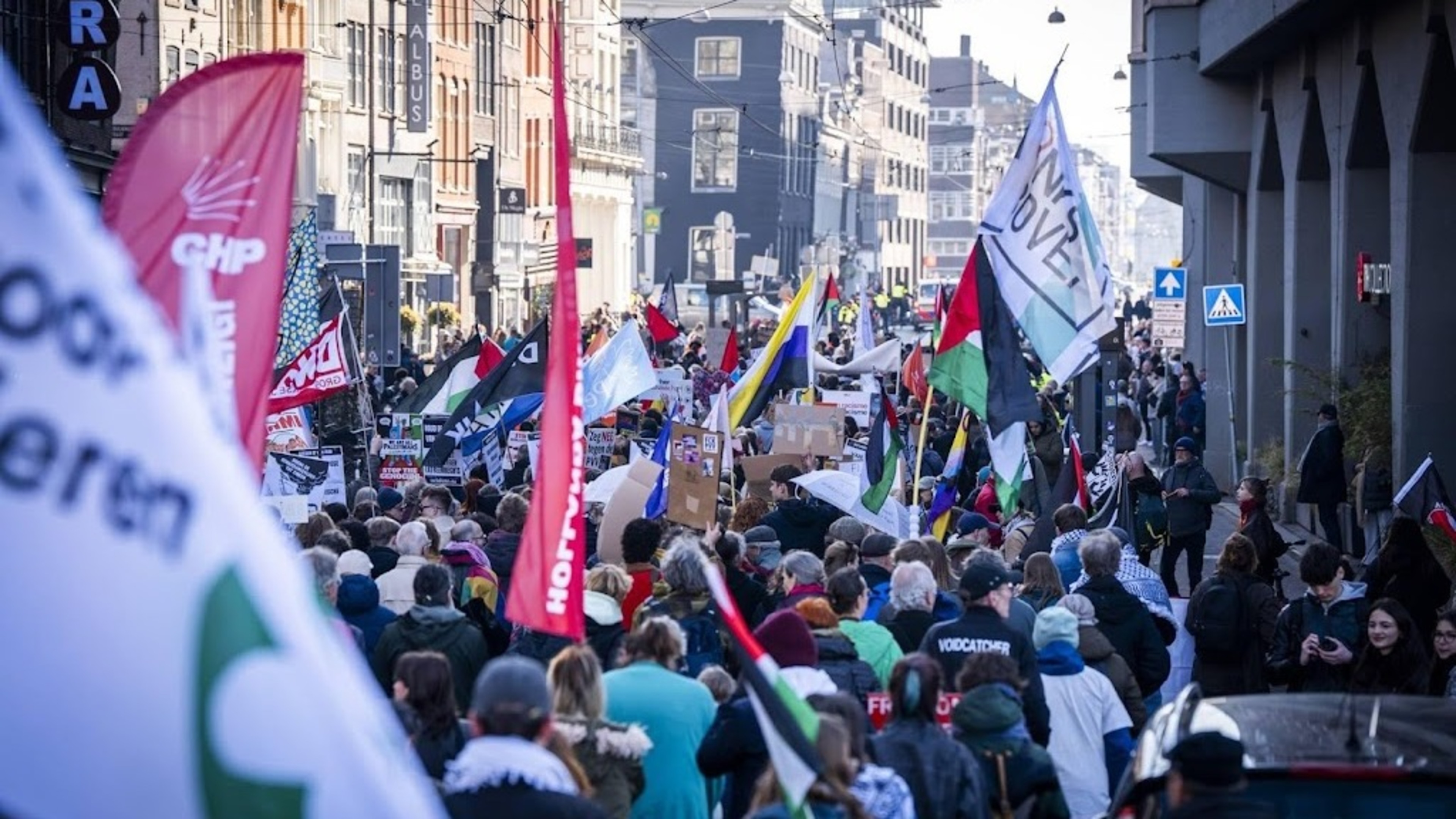 Thousands arrive at Museumplein after march against racism