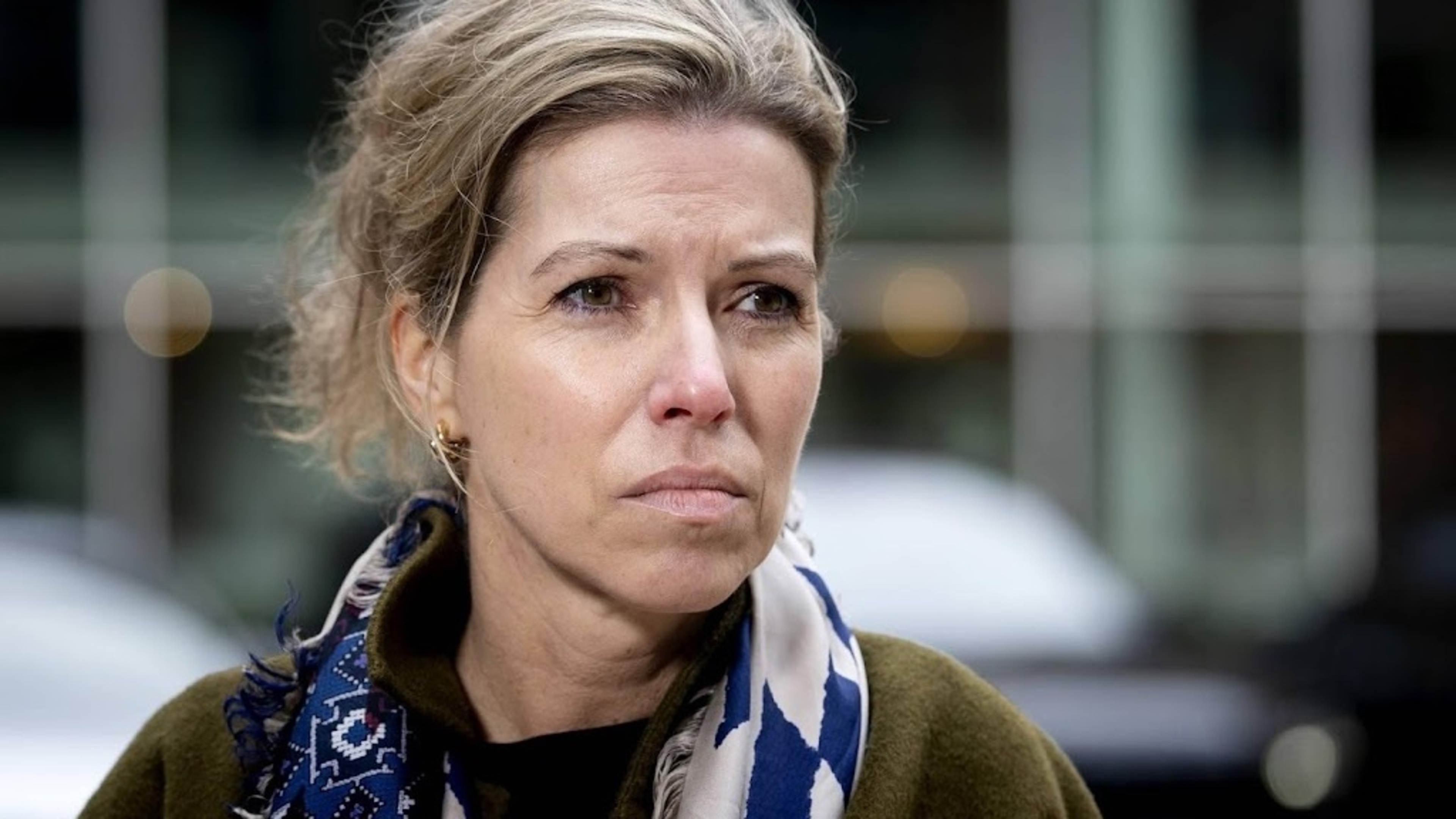 Van Bruggen falls ill due to heat at memorial for victims of violence