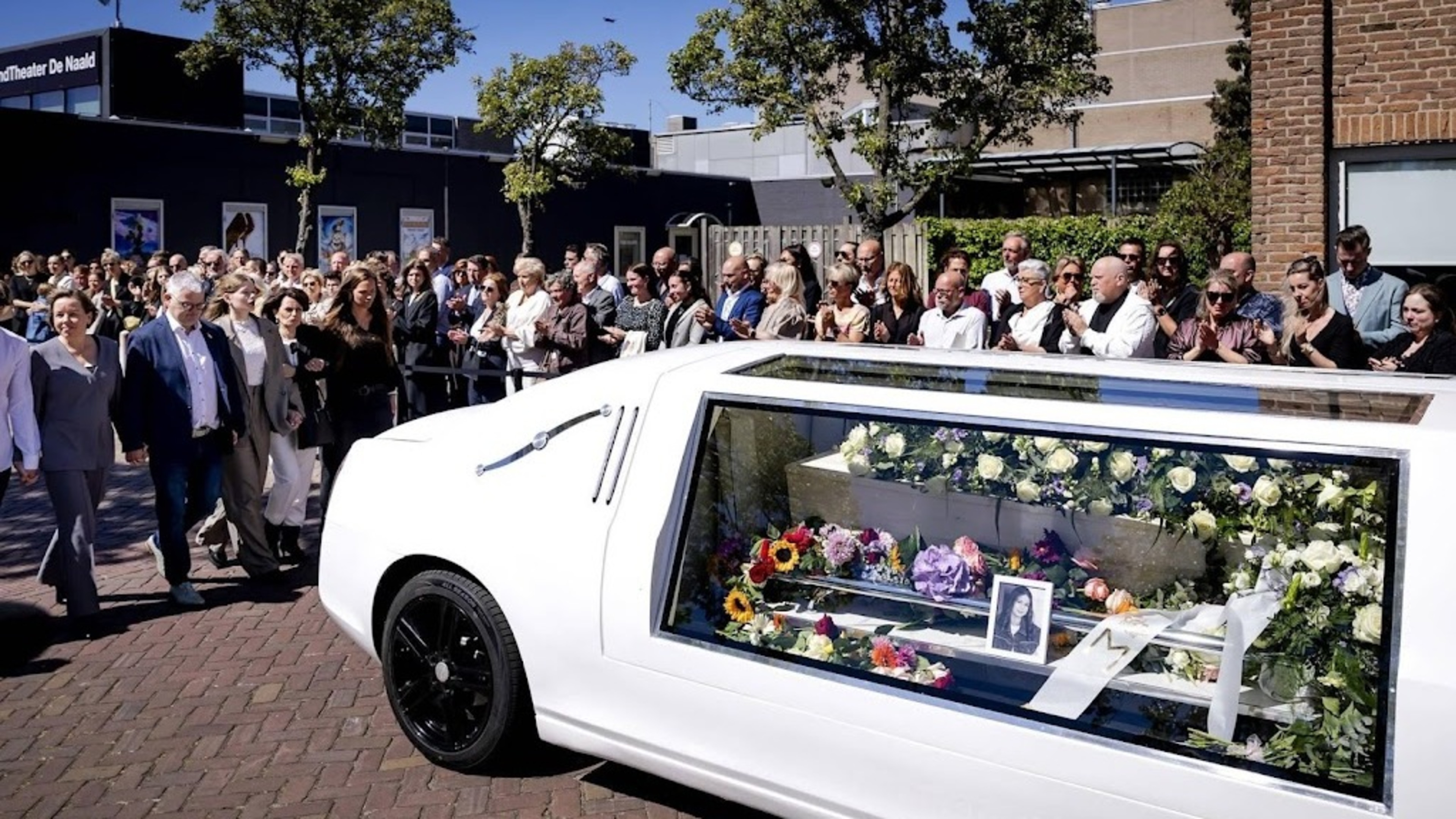 Thousands give loud applause for late Jade Kops