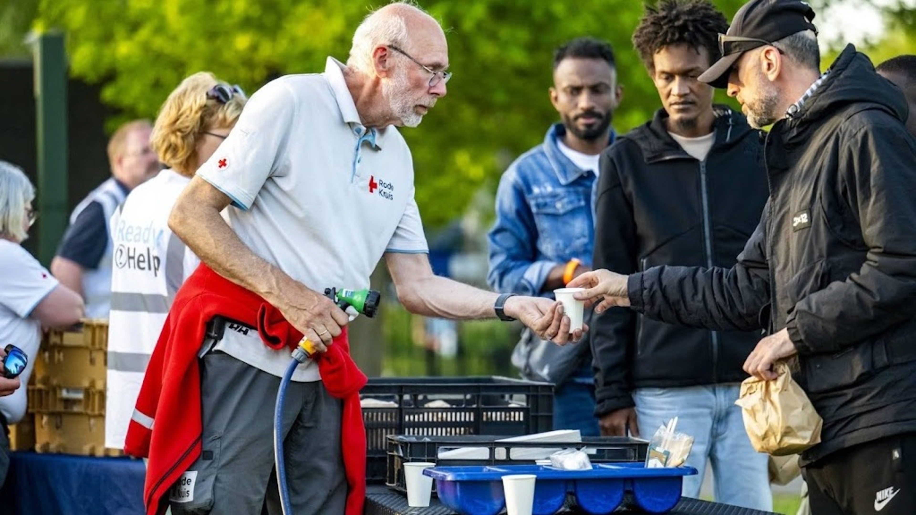 Red Cross distributes meals to asylum seekers in Ter Apel again