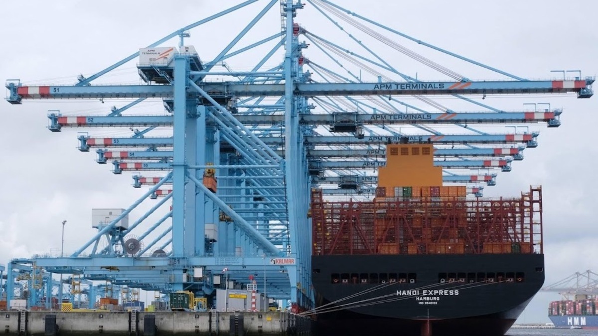 Schip en container beschadigd op Maasvlakte, bijtende stof lekt ...