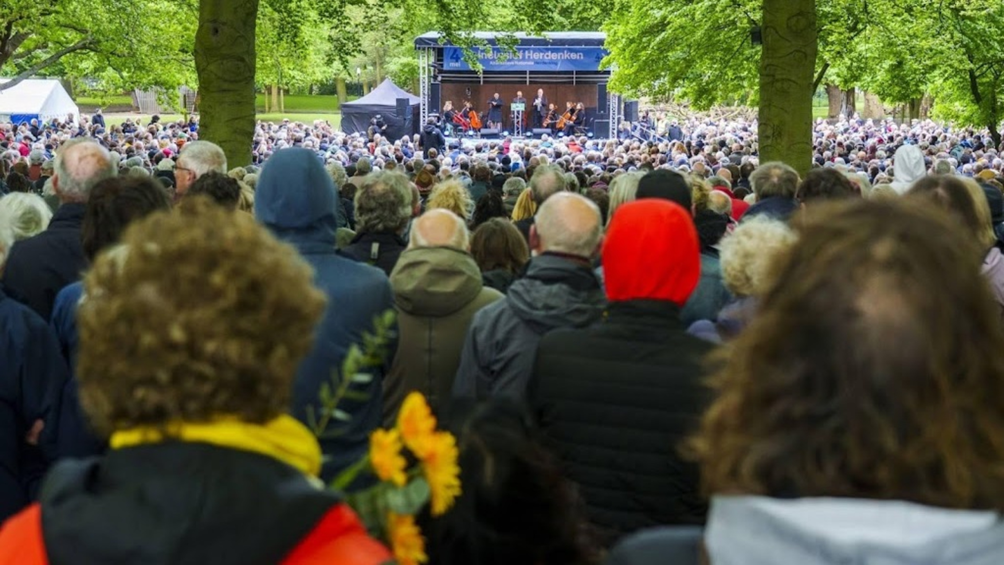Hundreds of people at alternative memorial in The Hague
