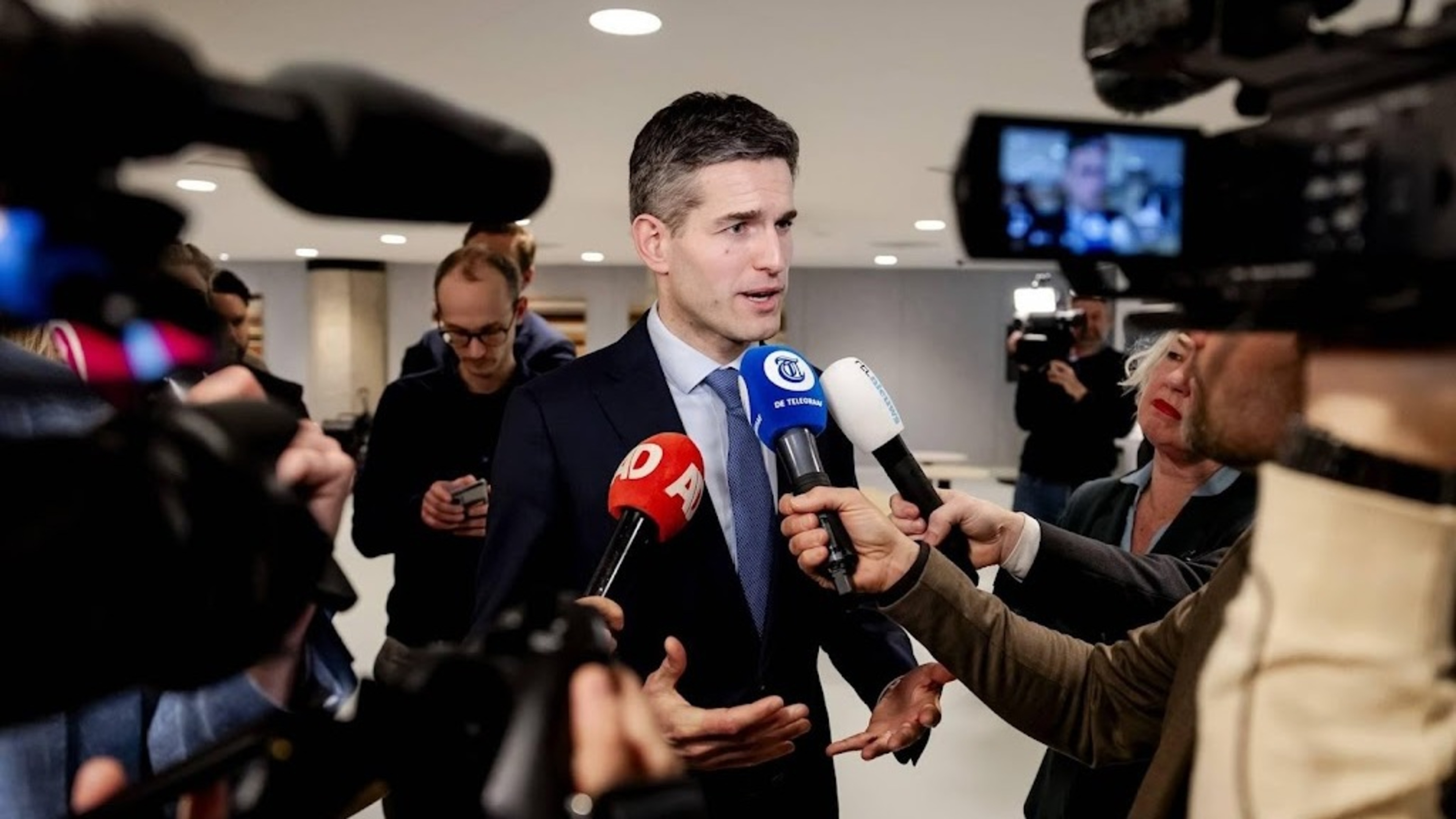 Cabinet considers sending naval ship to Mediterranean