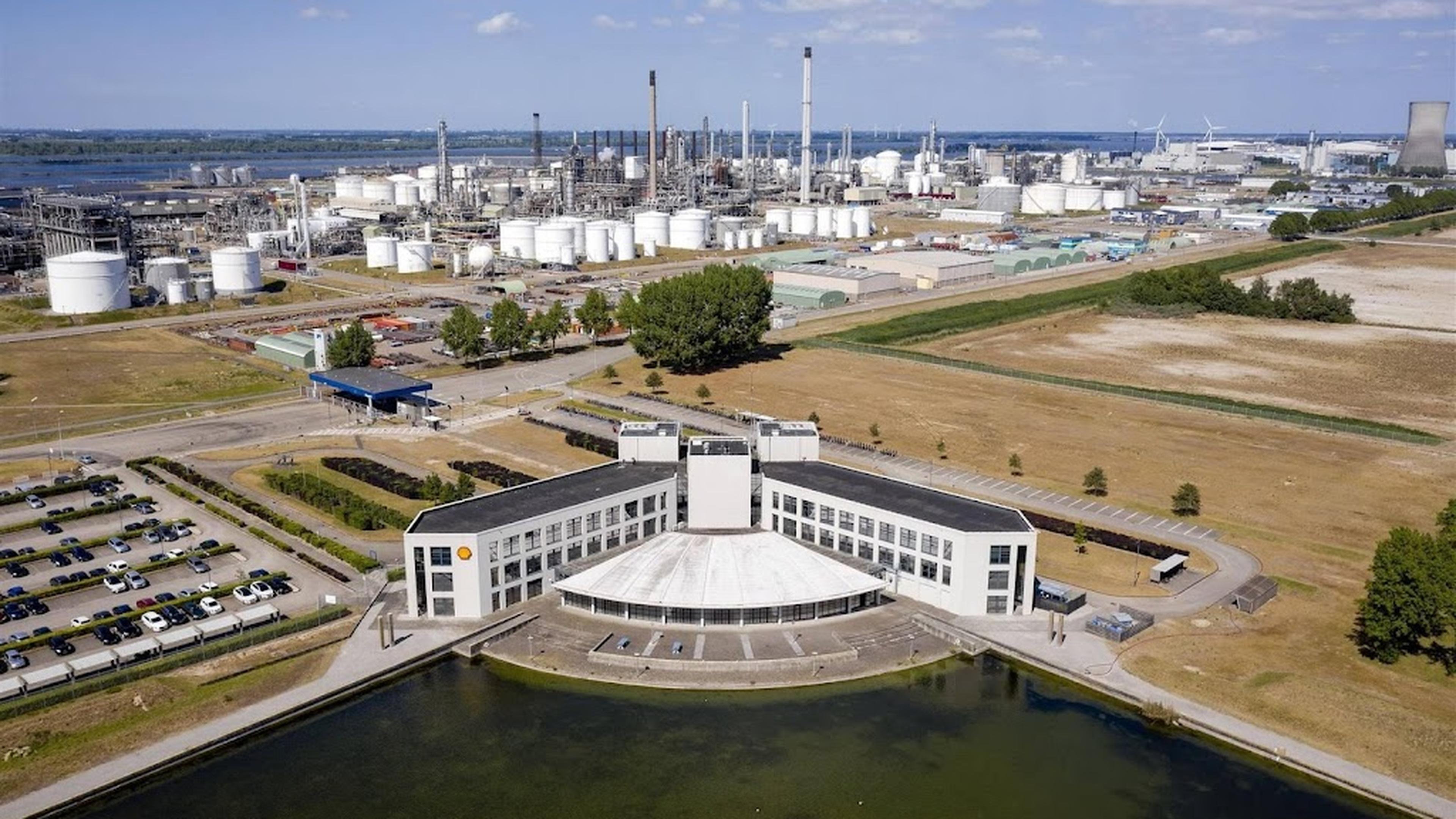 Dode door bedrijfsongeval bij Shell in havengebied Moerdijk ...