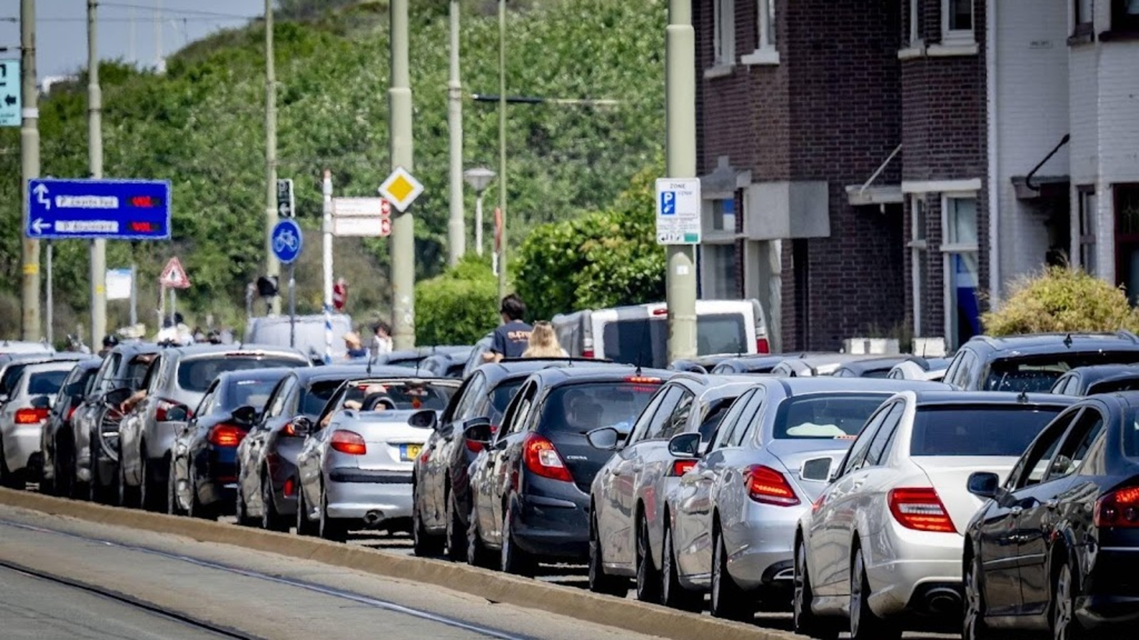 Scheveningen and Kijkduin parking lots full of beachgoers