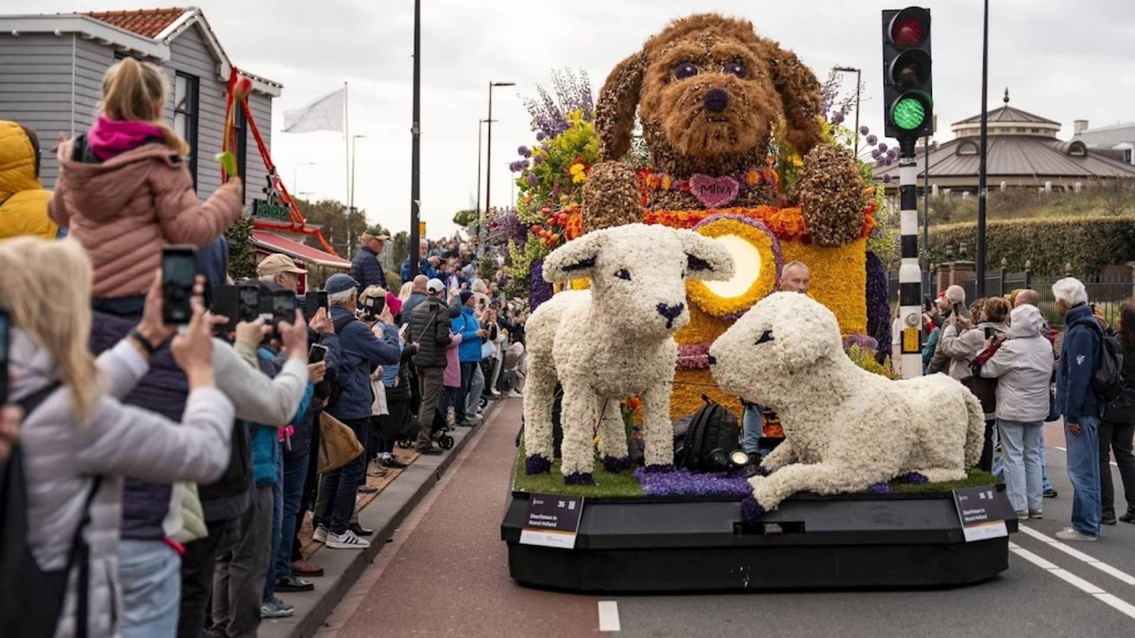 Million spectators line the route for Bollenstreek Flower Parade