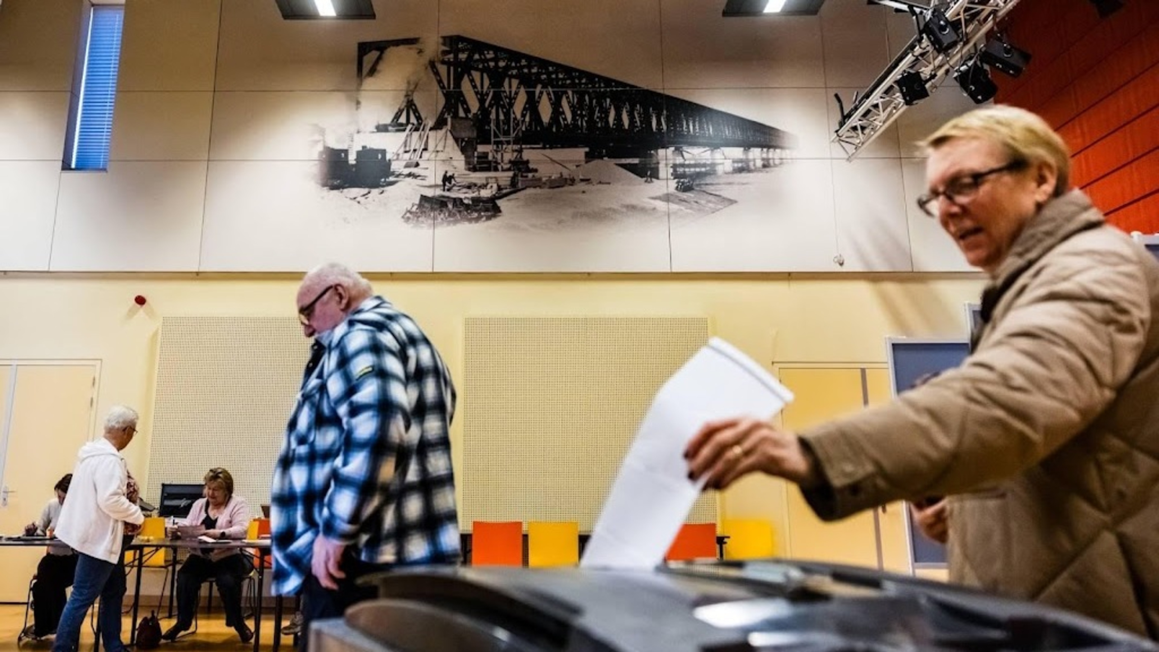 Turnout between 40 and 60 percent one hour before polls close