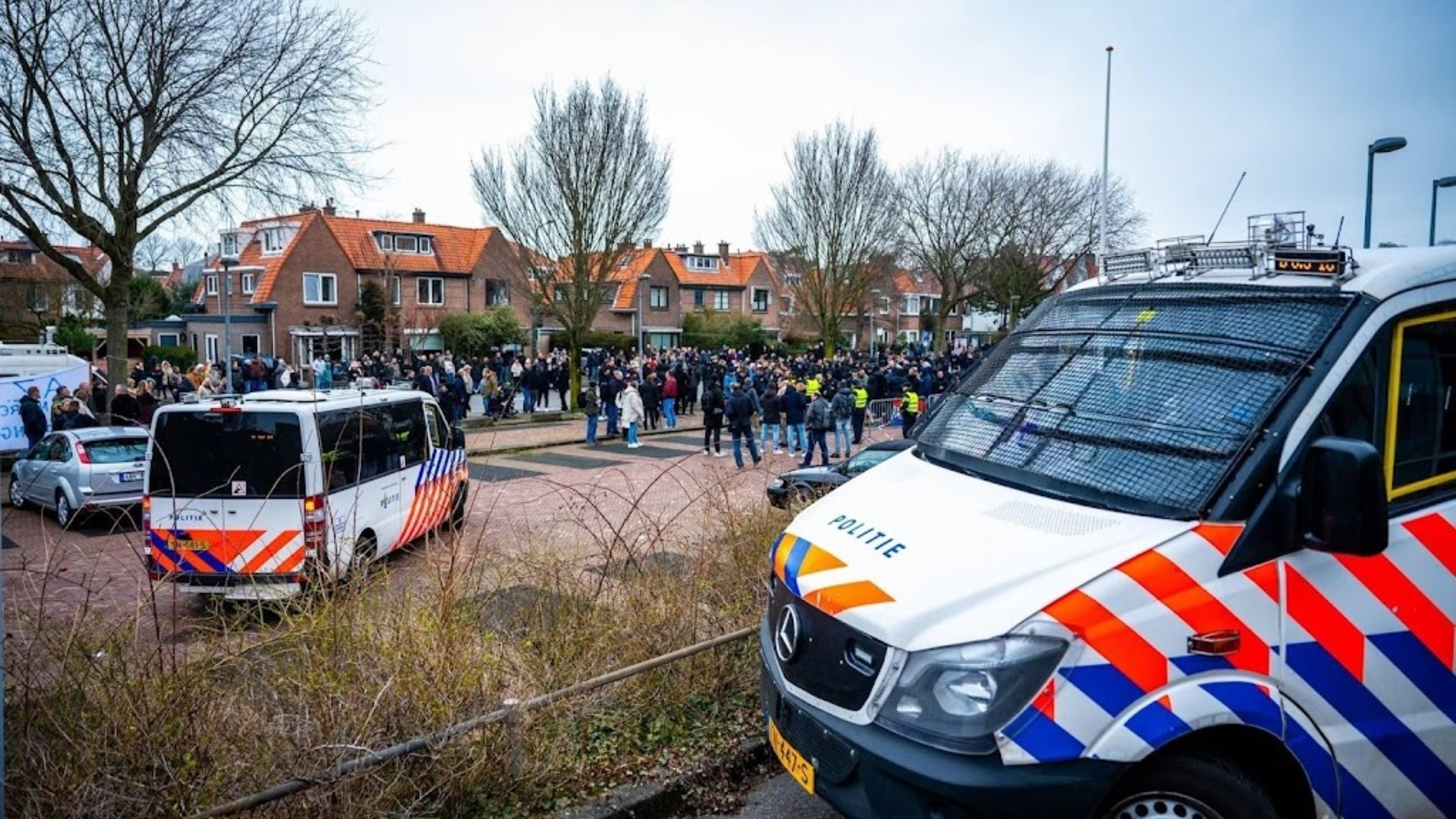 Hundreds of protesters cause unrest in The Hague's Vogelwijk district