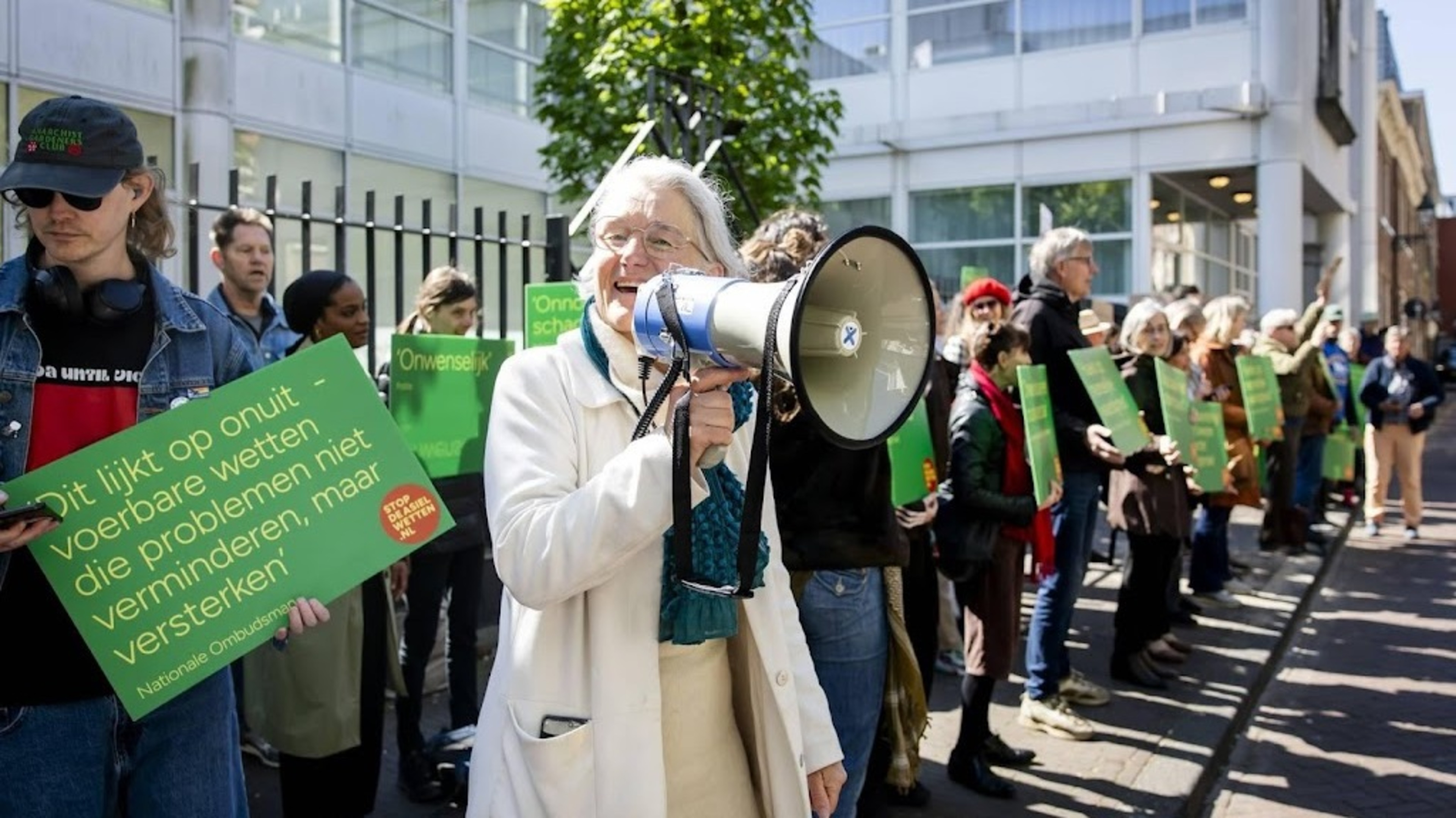 About seventy protesters try to block asylum laws