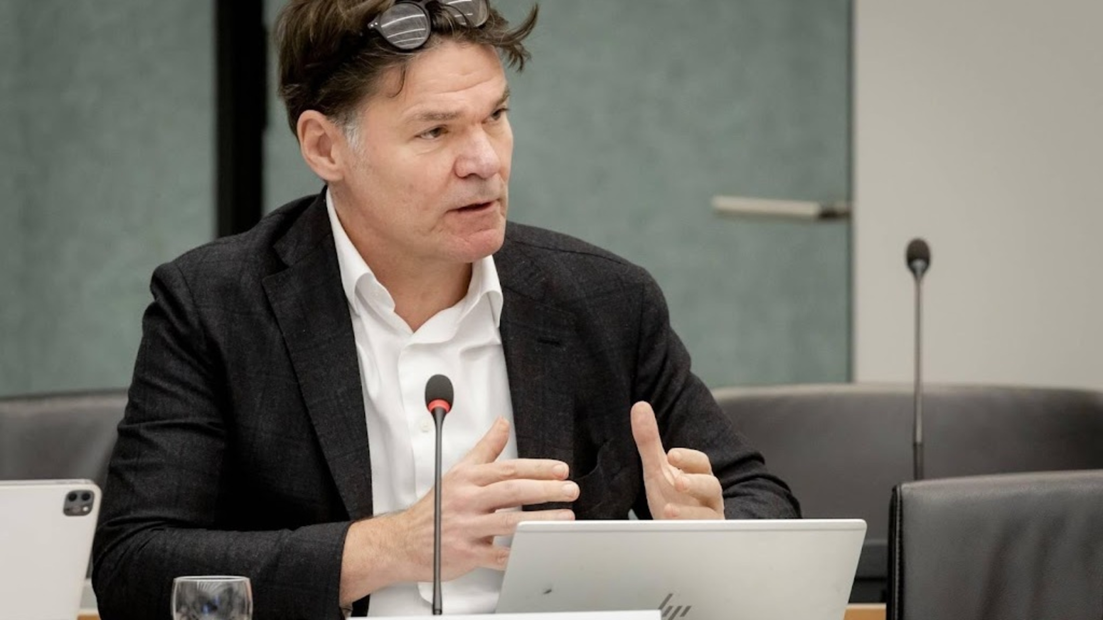 Breda mayor files police report over death threat on banner