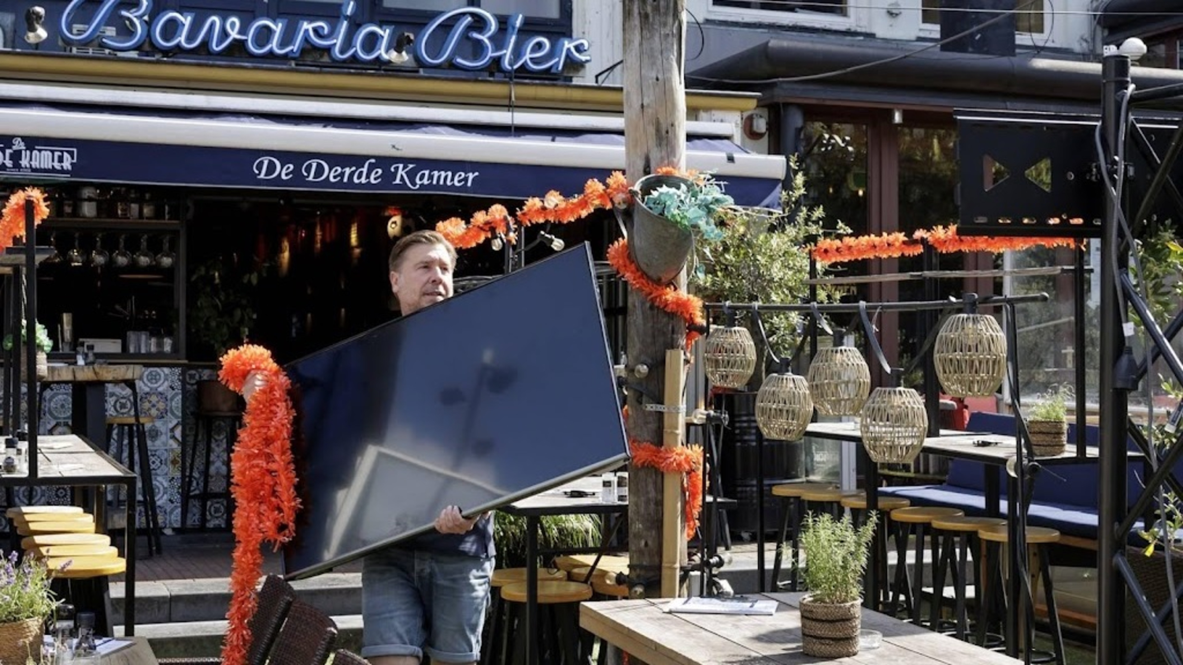 Parliament wants pubs to show World Cup matches for free