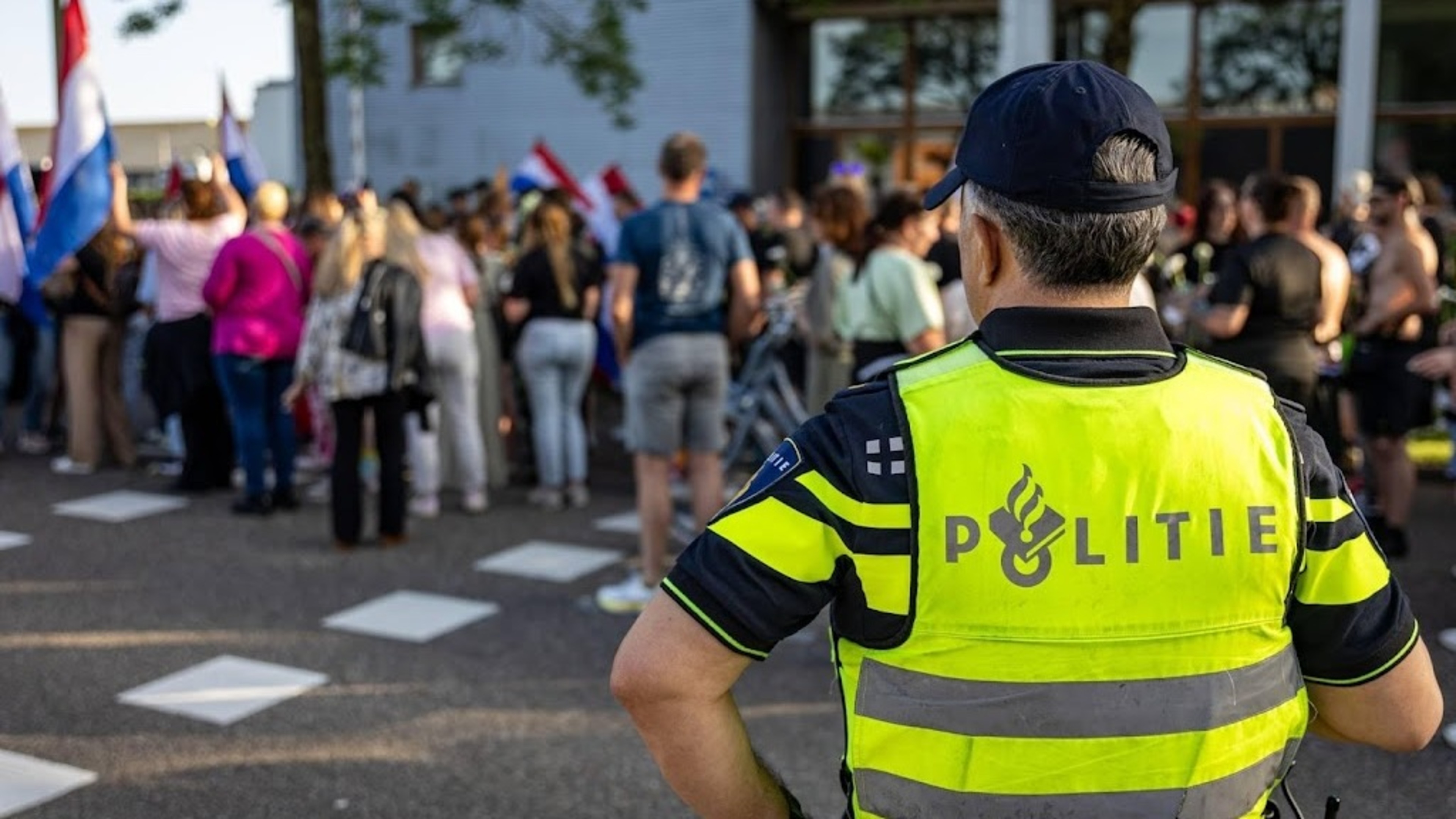 Hundreds demonstrate for and against asylum center in Uithoorn