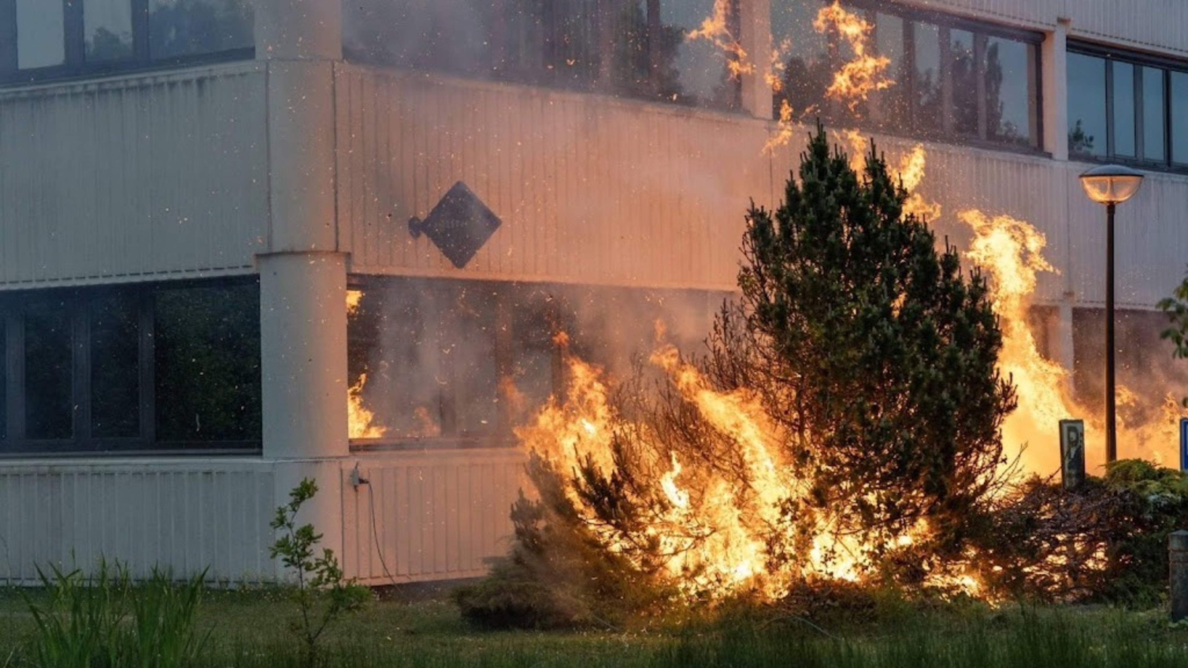 Fire at emergency shelter in Loosdrecht during asylum center protest