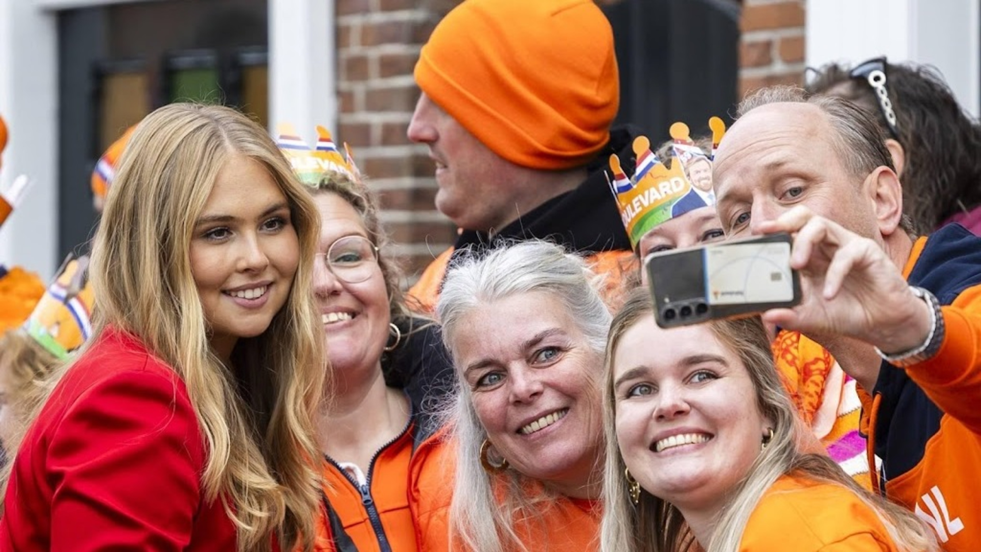 Royal visit to Dokkum draws 21,000 people, mayor pleased