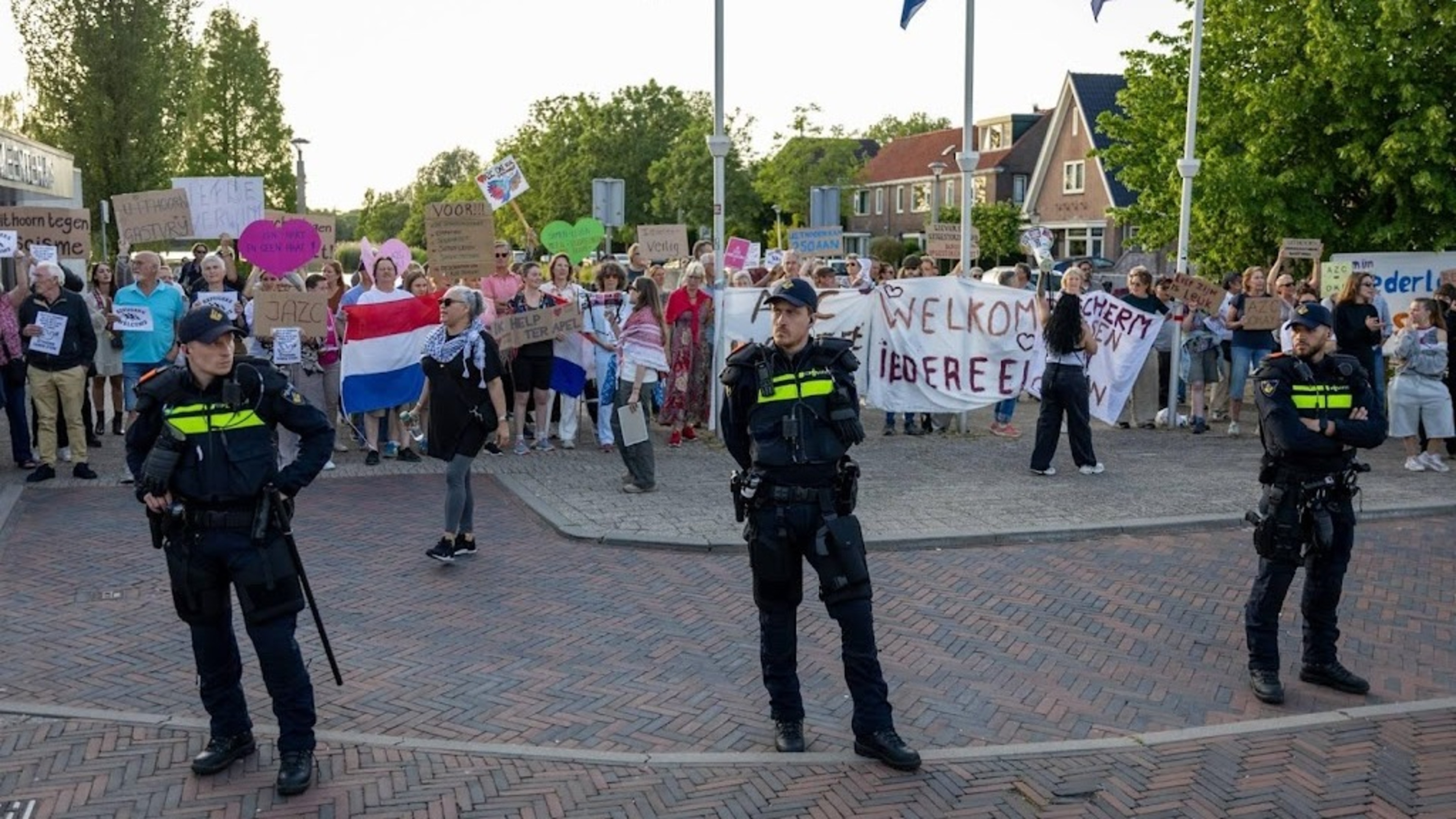Harassed asylum center supporters leave Uithoorn protest