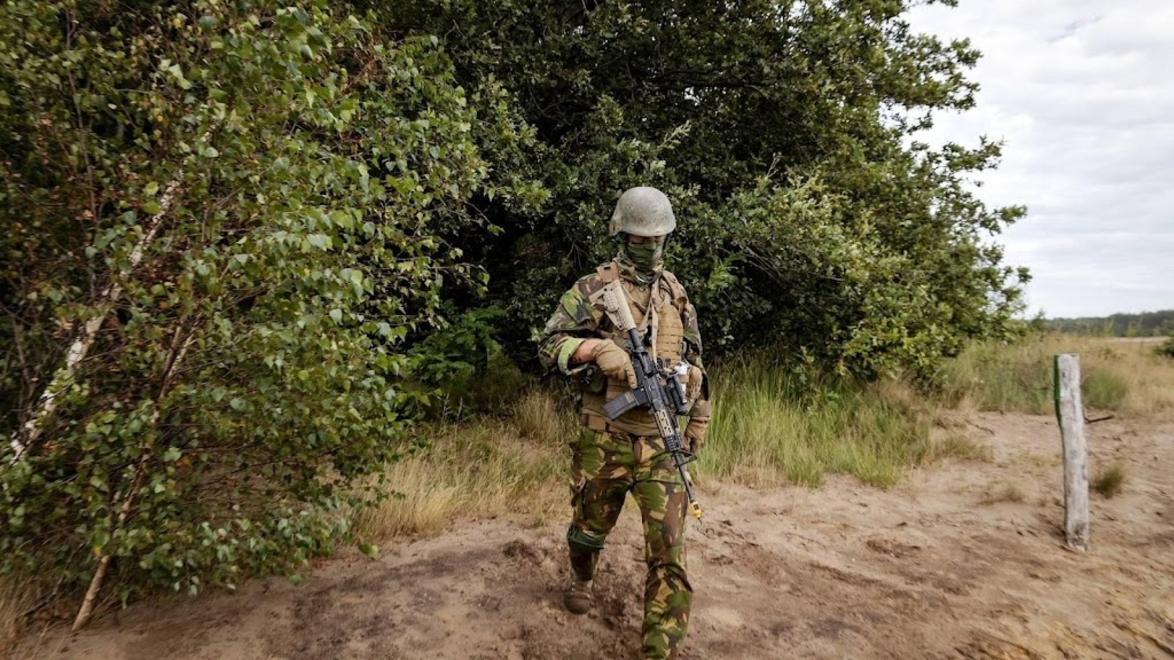 Fire on Oirschotse Heide next to military area