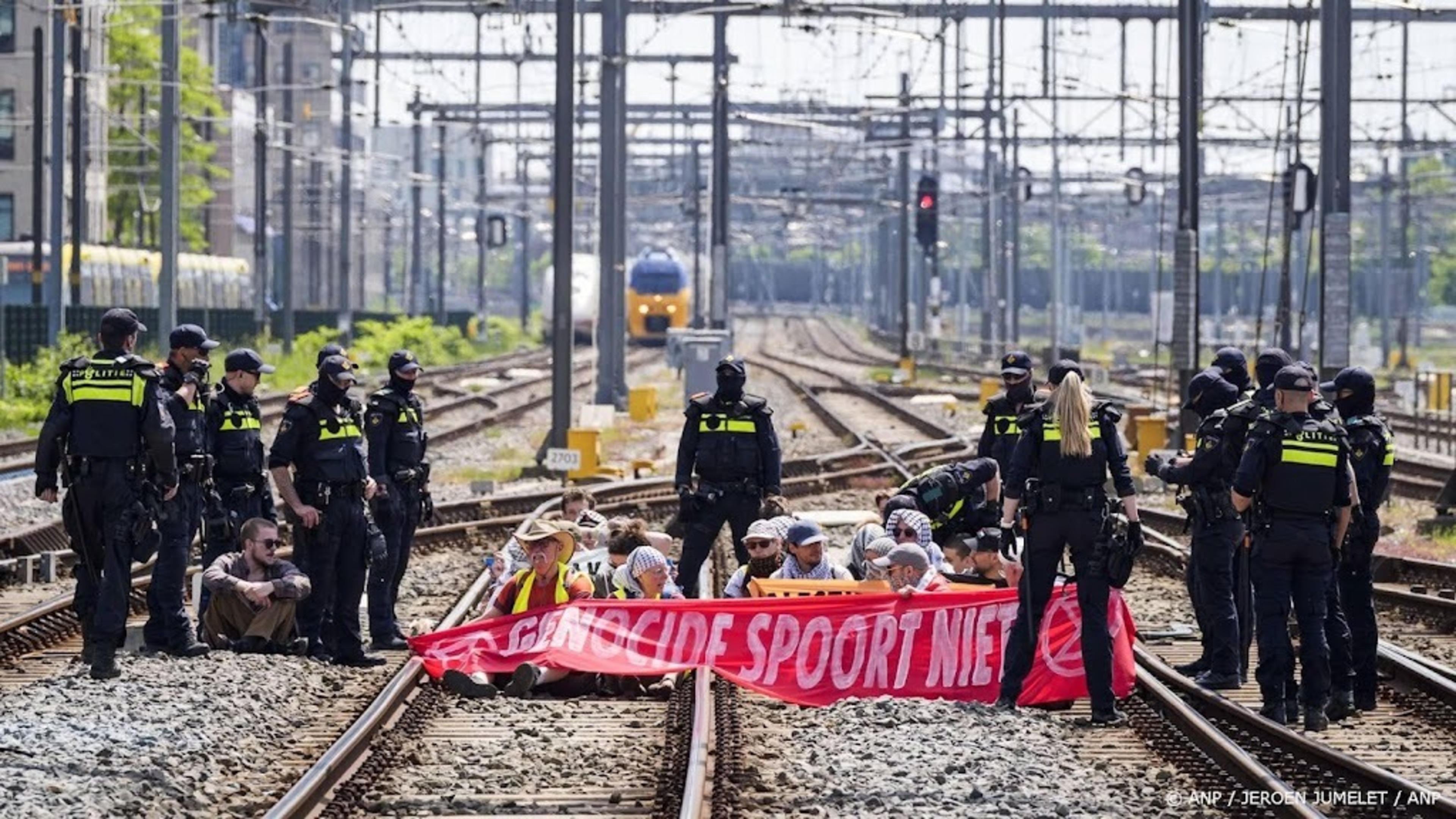 Extinction Rebellion activists enter tracks at Utrecht Central