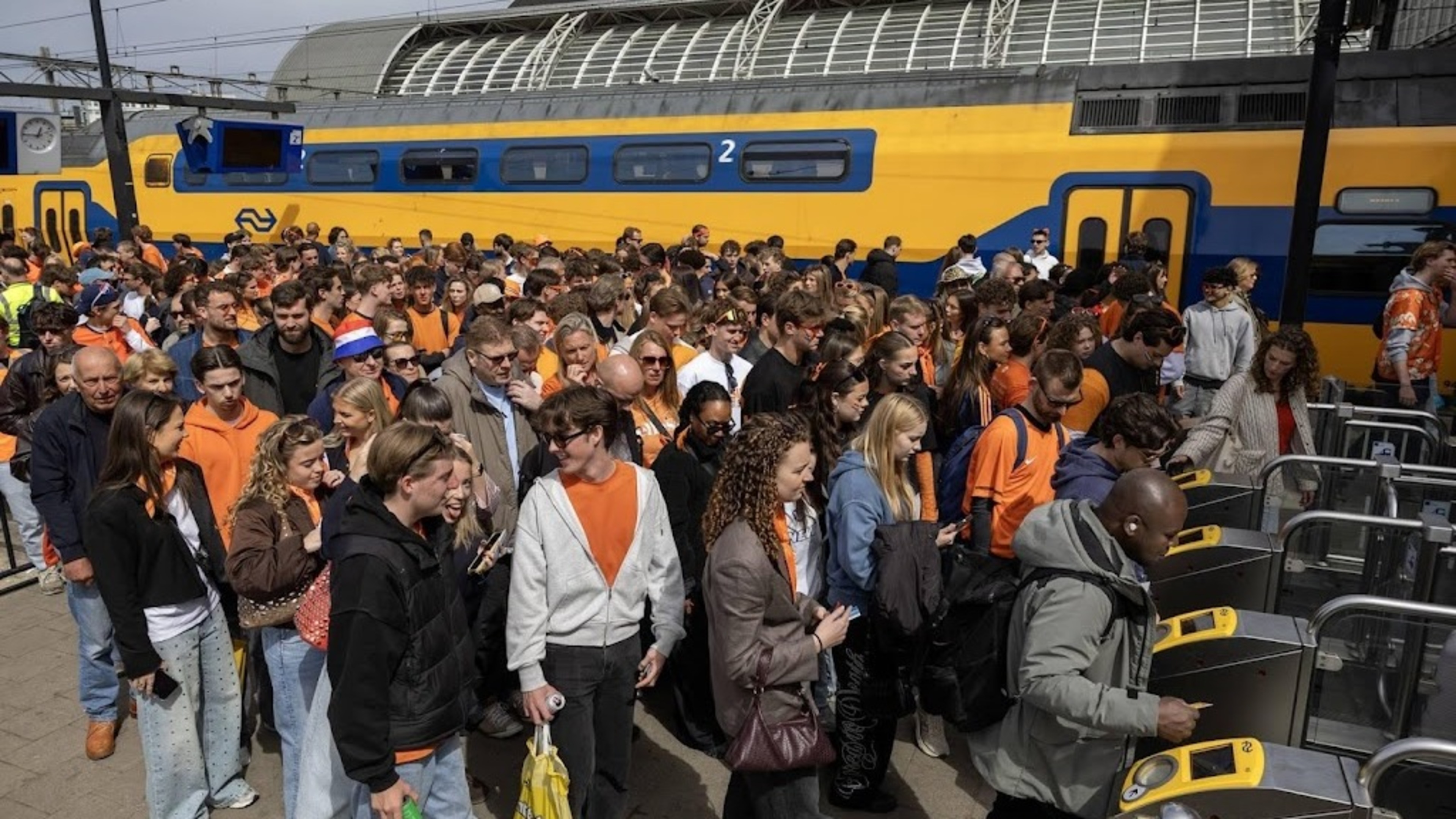 NS: First people head home, stations in major cities crowded