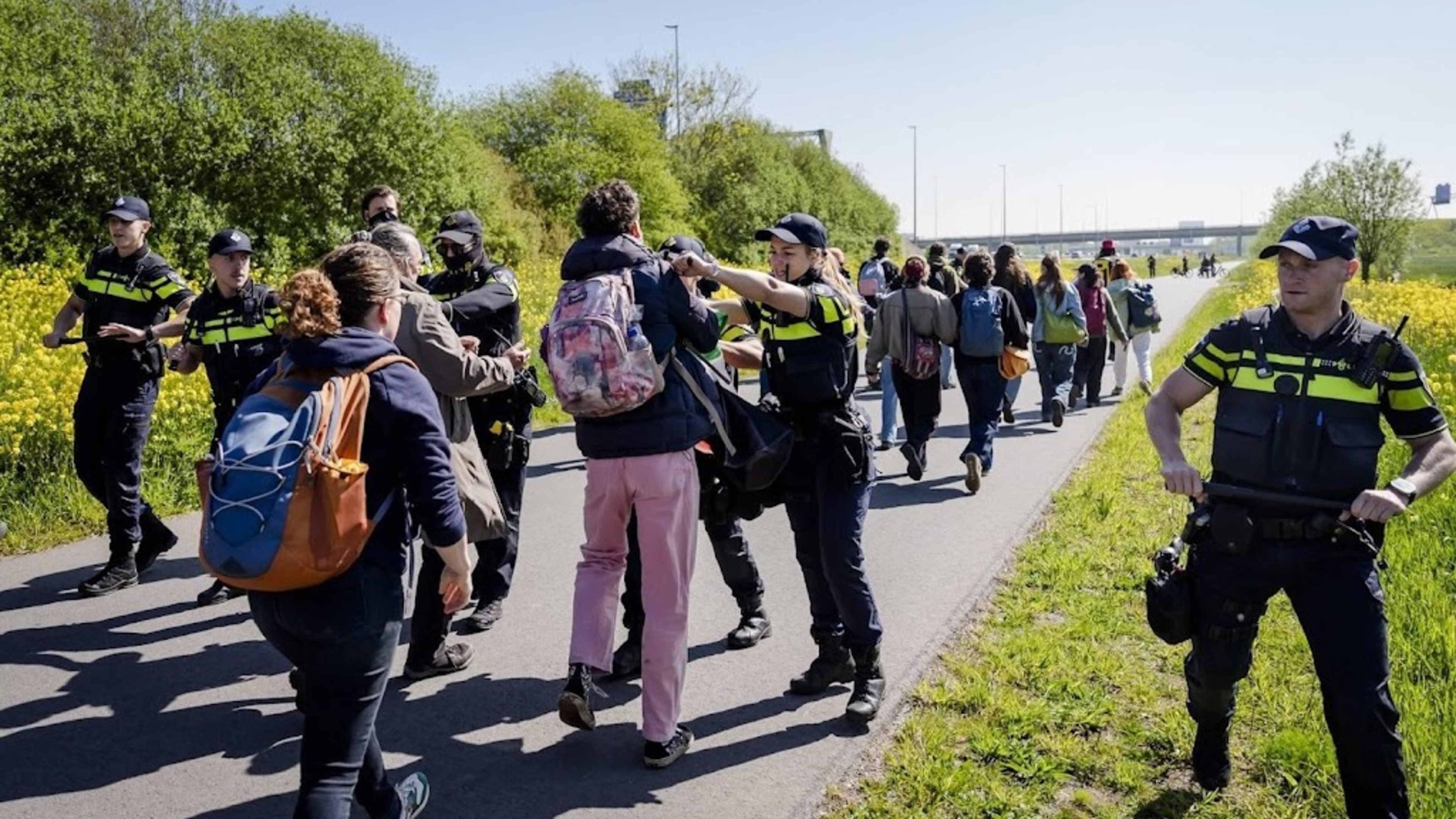 XR climate protesters try to enter A12 near De Meern
