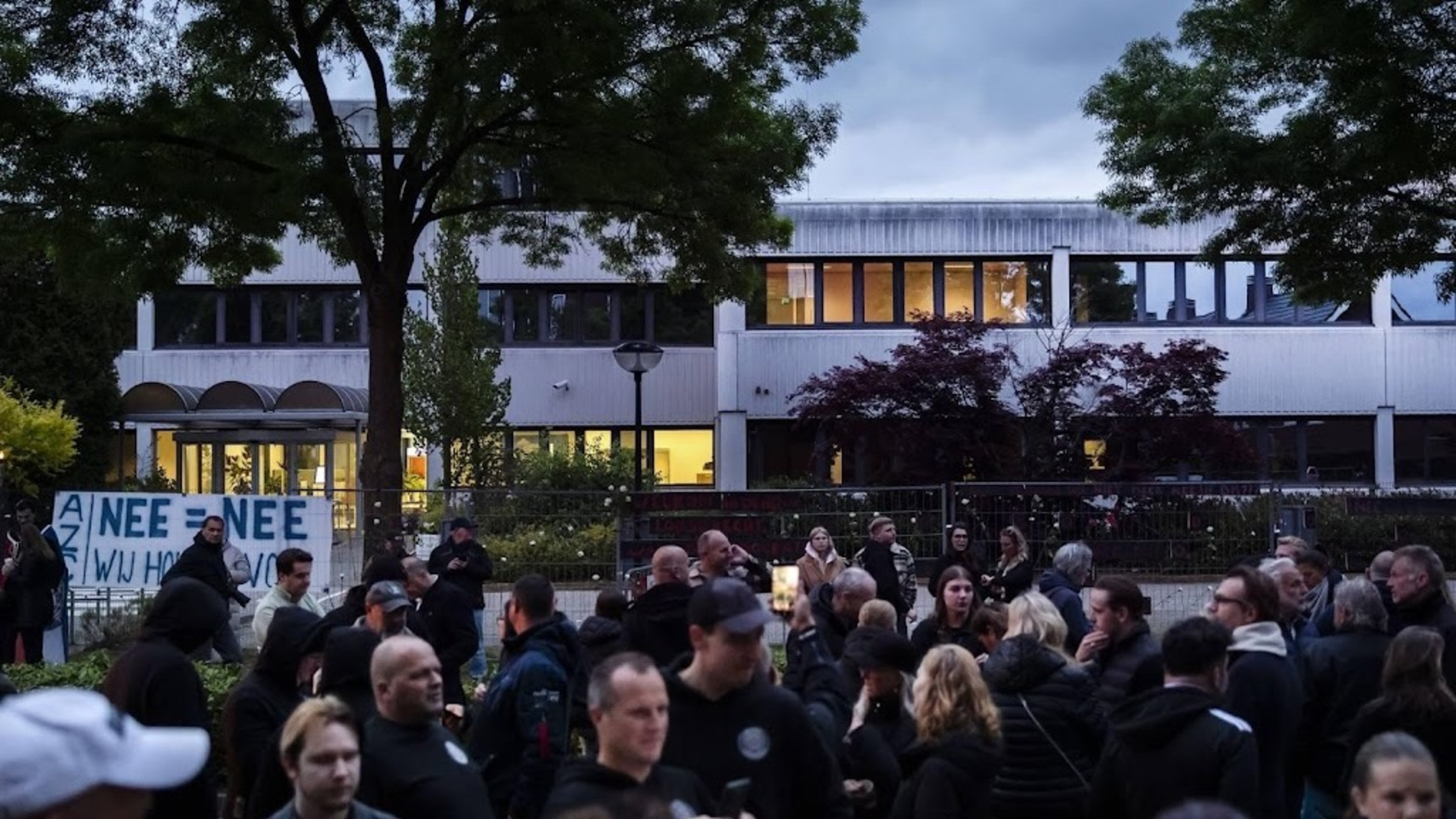 Hundreds march in Loosdrecht against emergency shelter