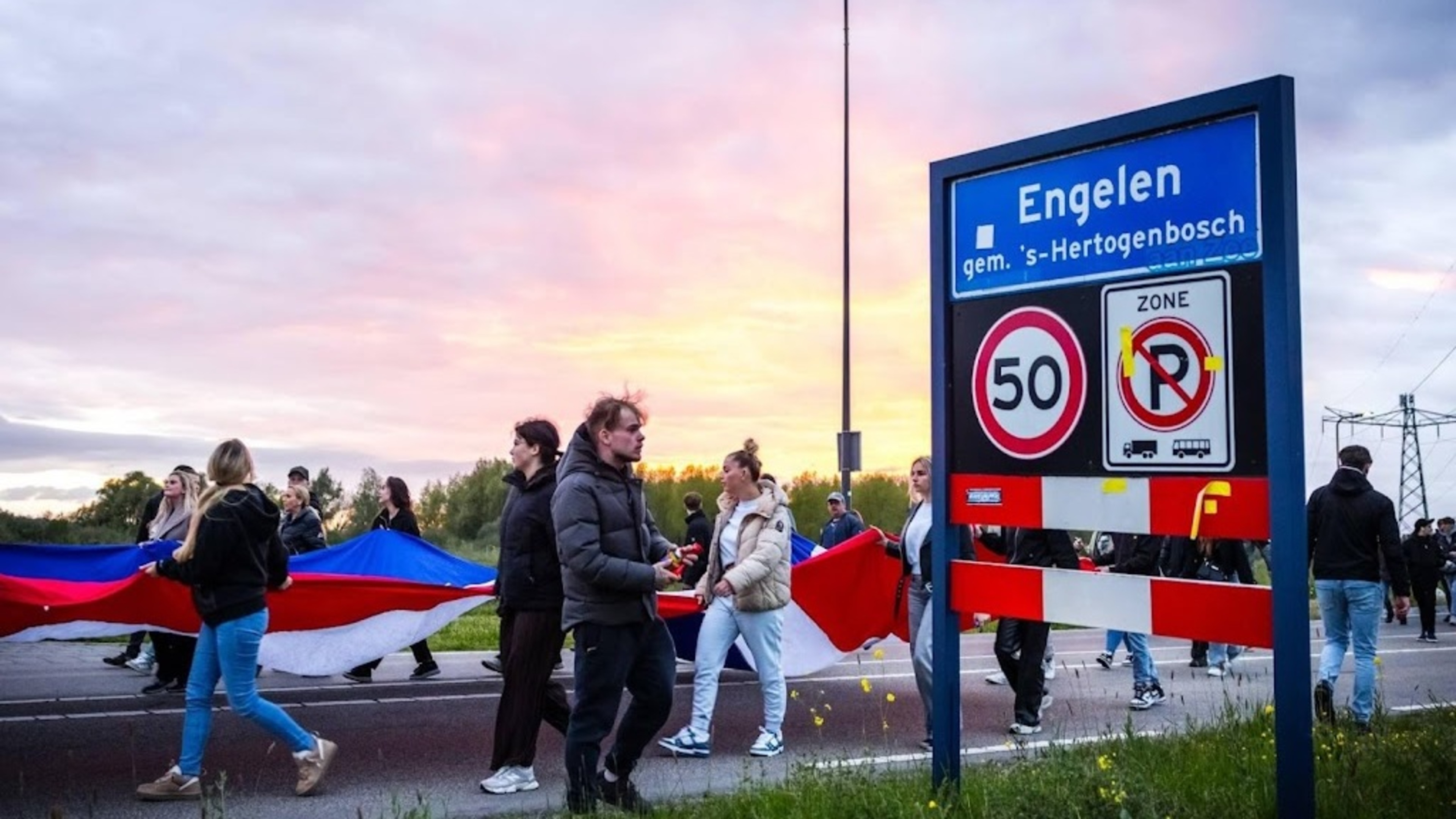 Engelen residents hand over petition for welcoming asylum center
