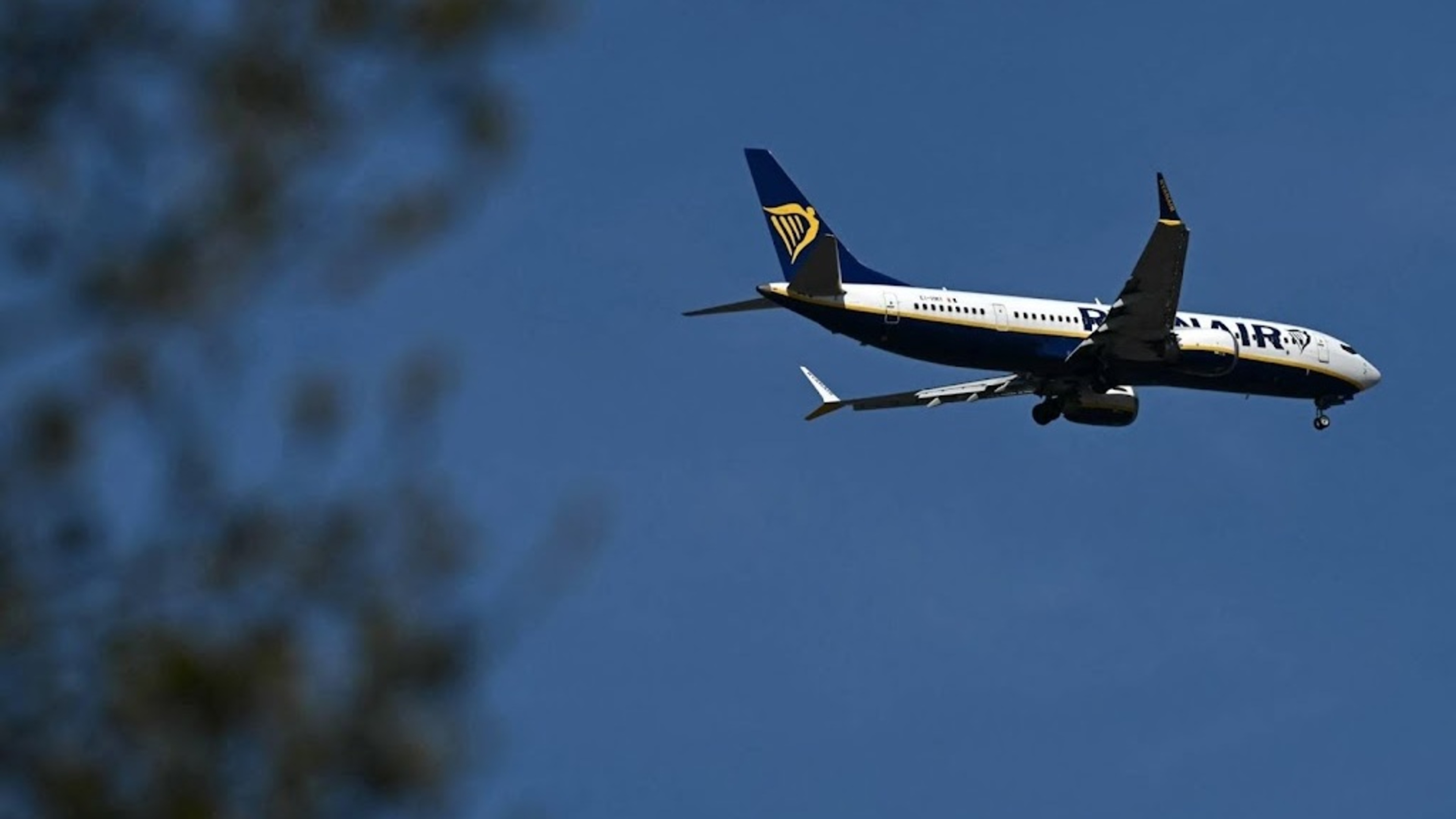 Plane to England lands at Schiphol after emergency