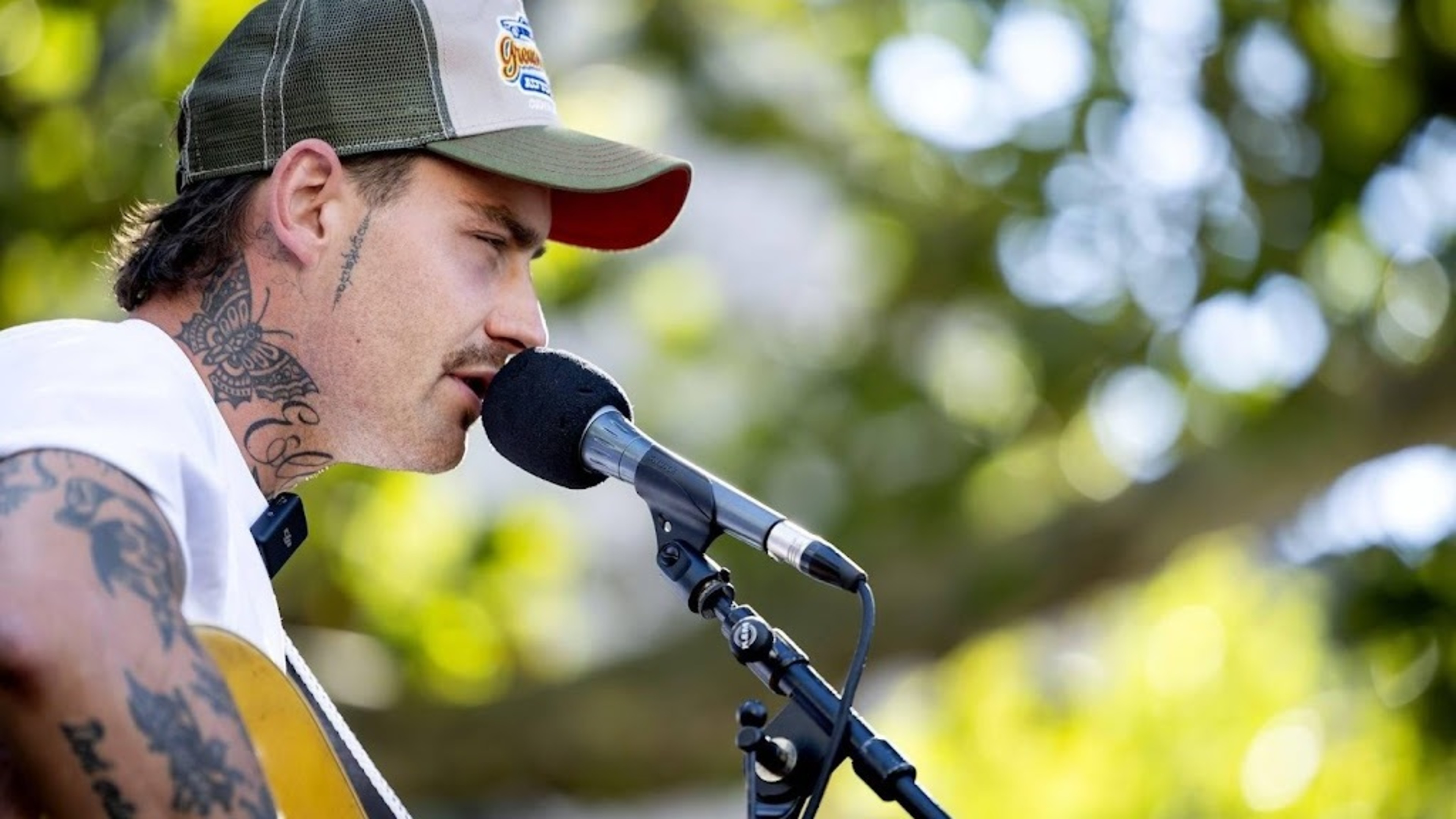 Prosecutors seek 15 months in prison for threatening singer Douwe Bob