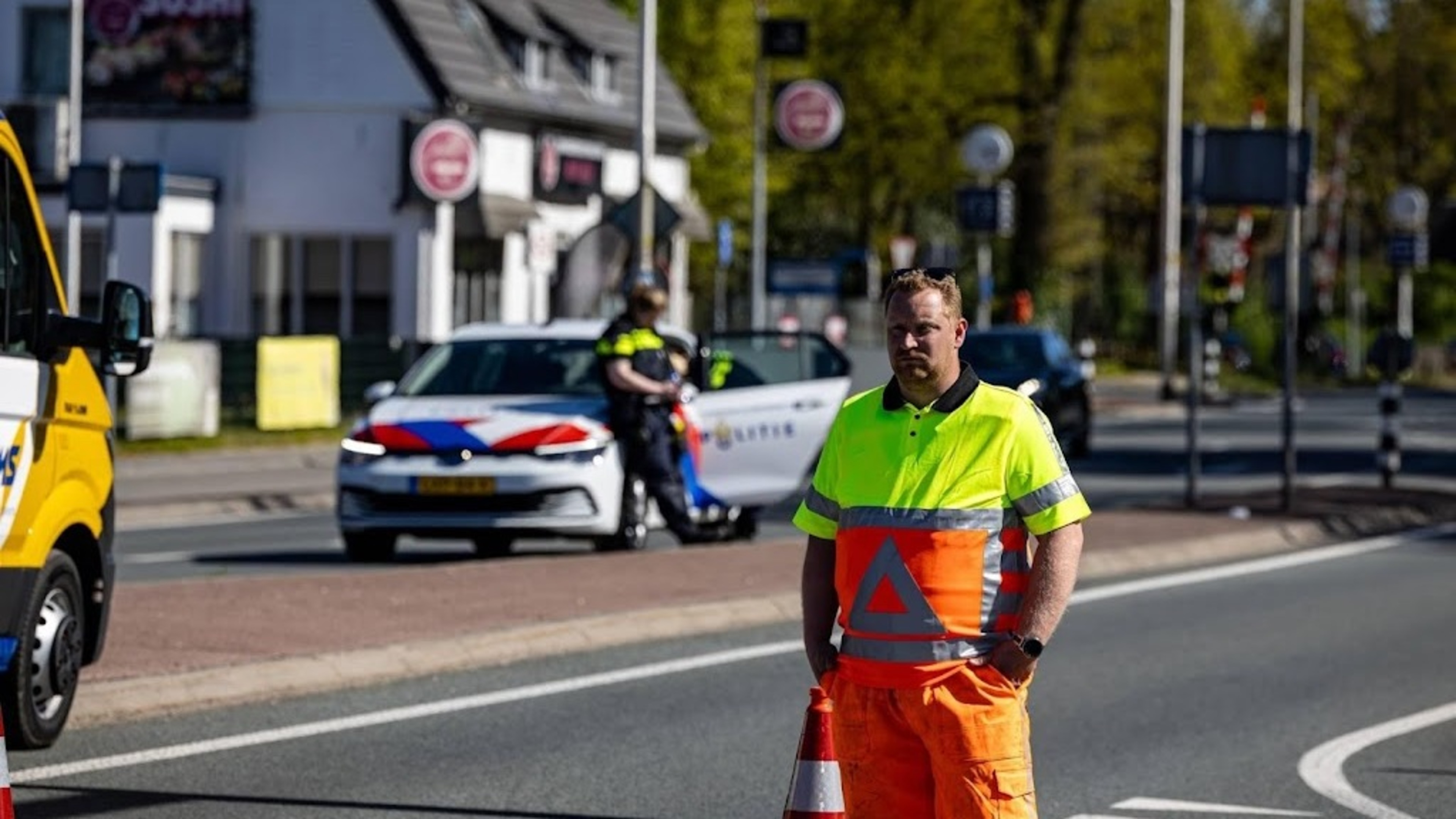 Multiple roads near 't Harde closed due to Veluwe wildfire