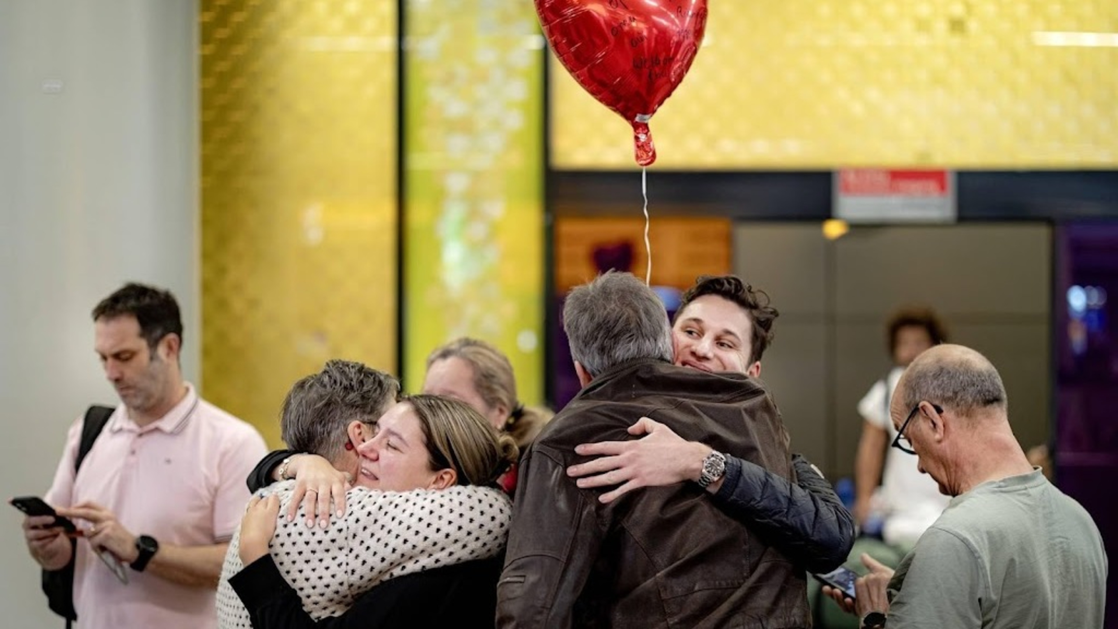 Stranded Dutch nationals from Oman land at Schiphol via Egypt