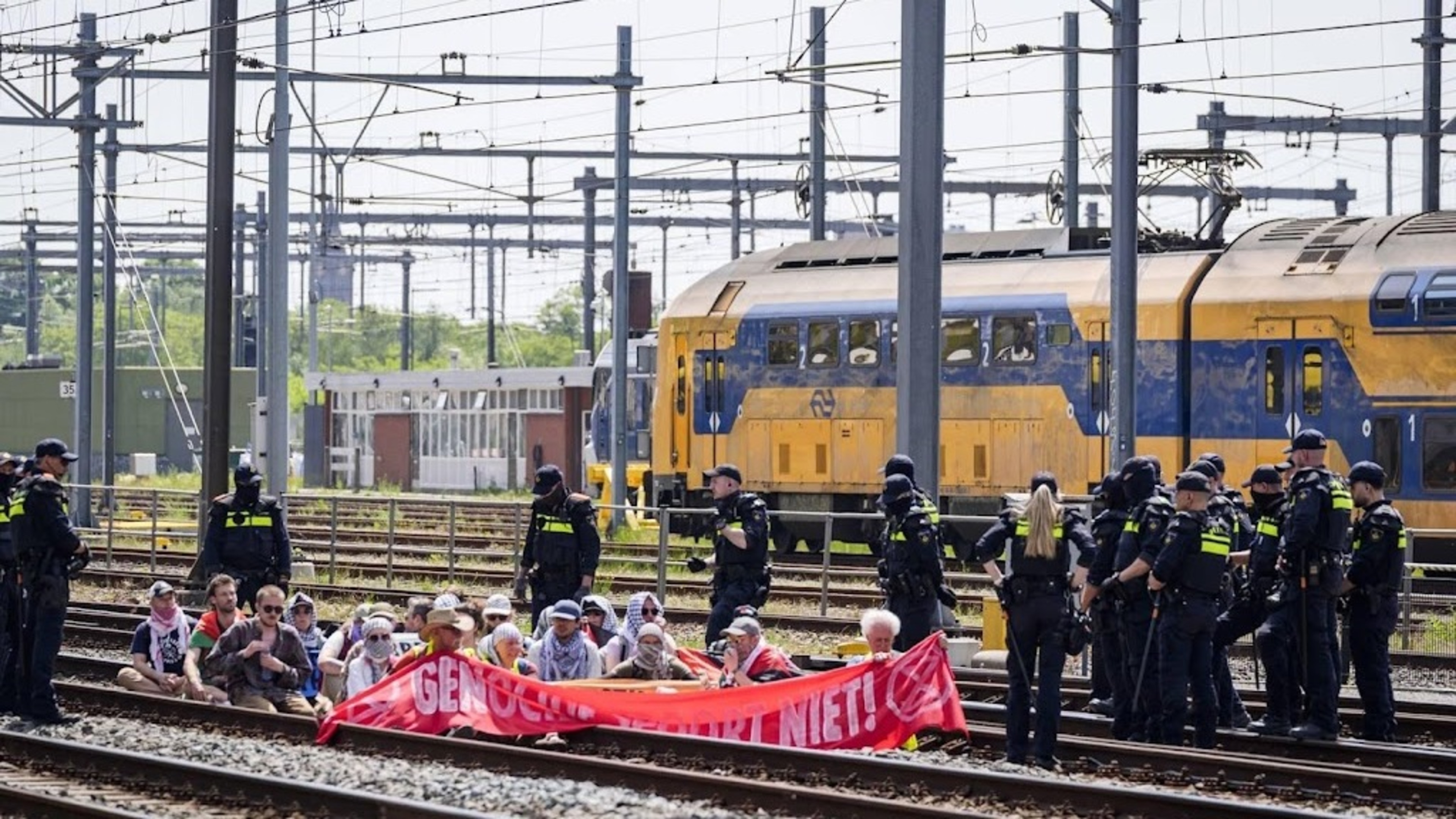 Police remove XR protesters from tracks at Utrecht Central