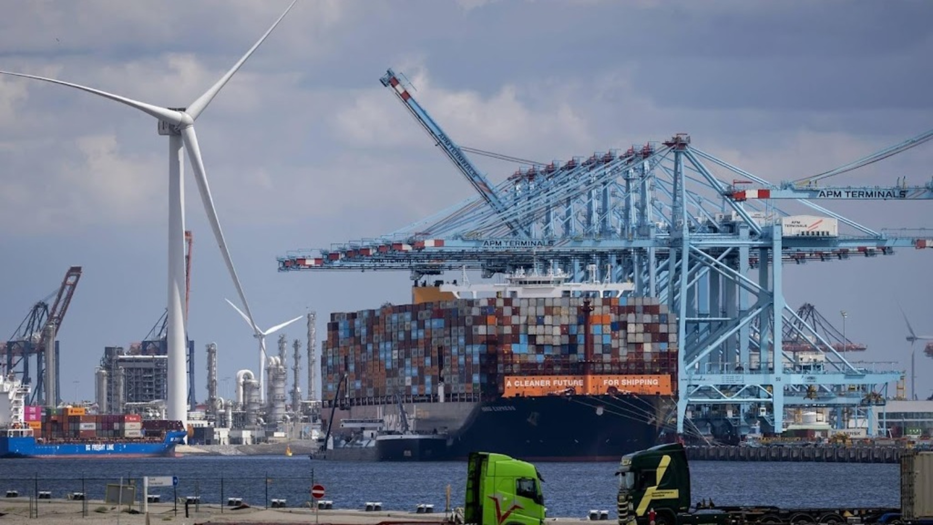 Arrests during protest on railway in Port of Rotterdam