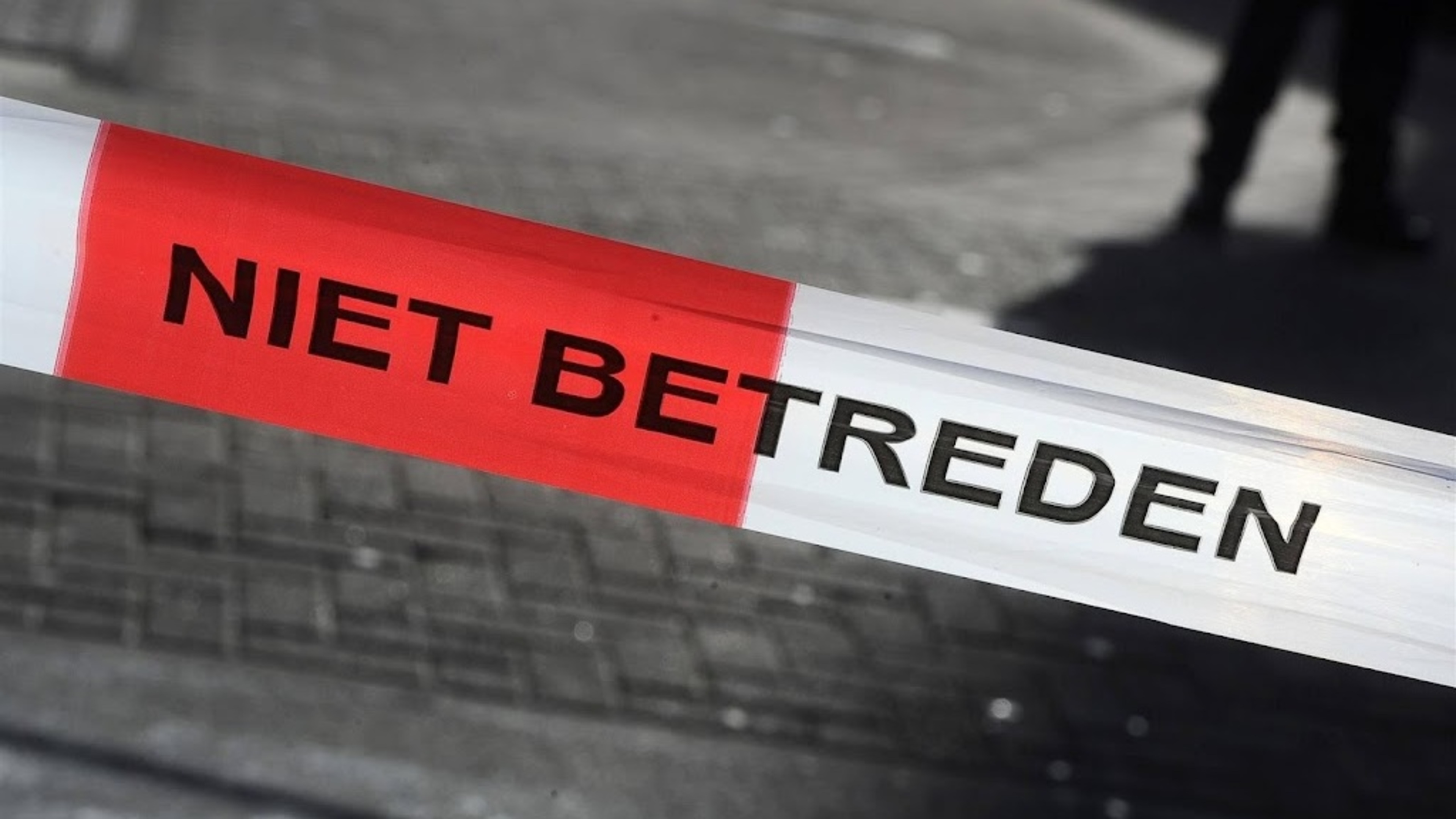 Explosie bij woning in Wervershoof, voordeur beschadigd