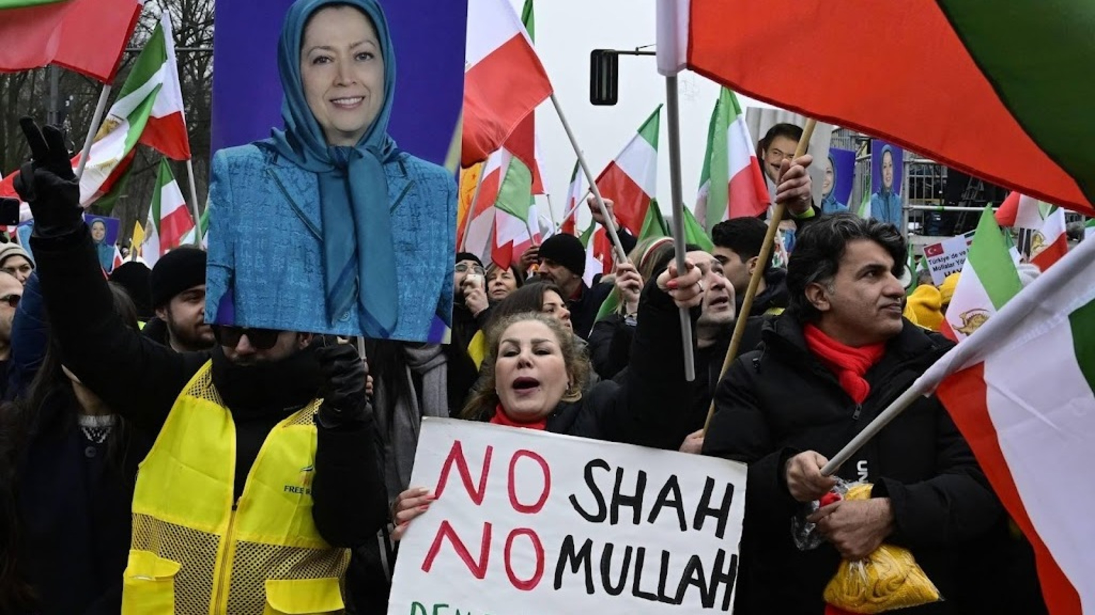 Iranian academics: people must choose government