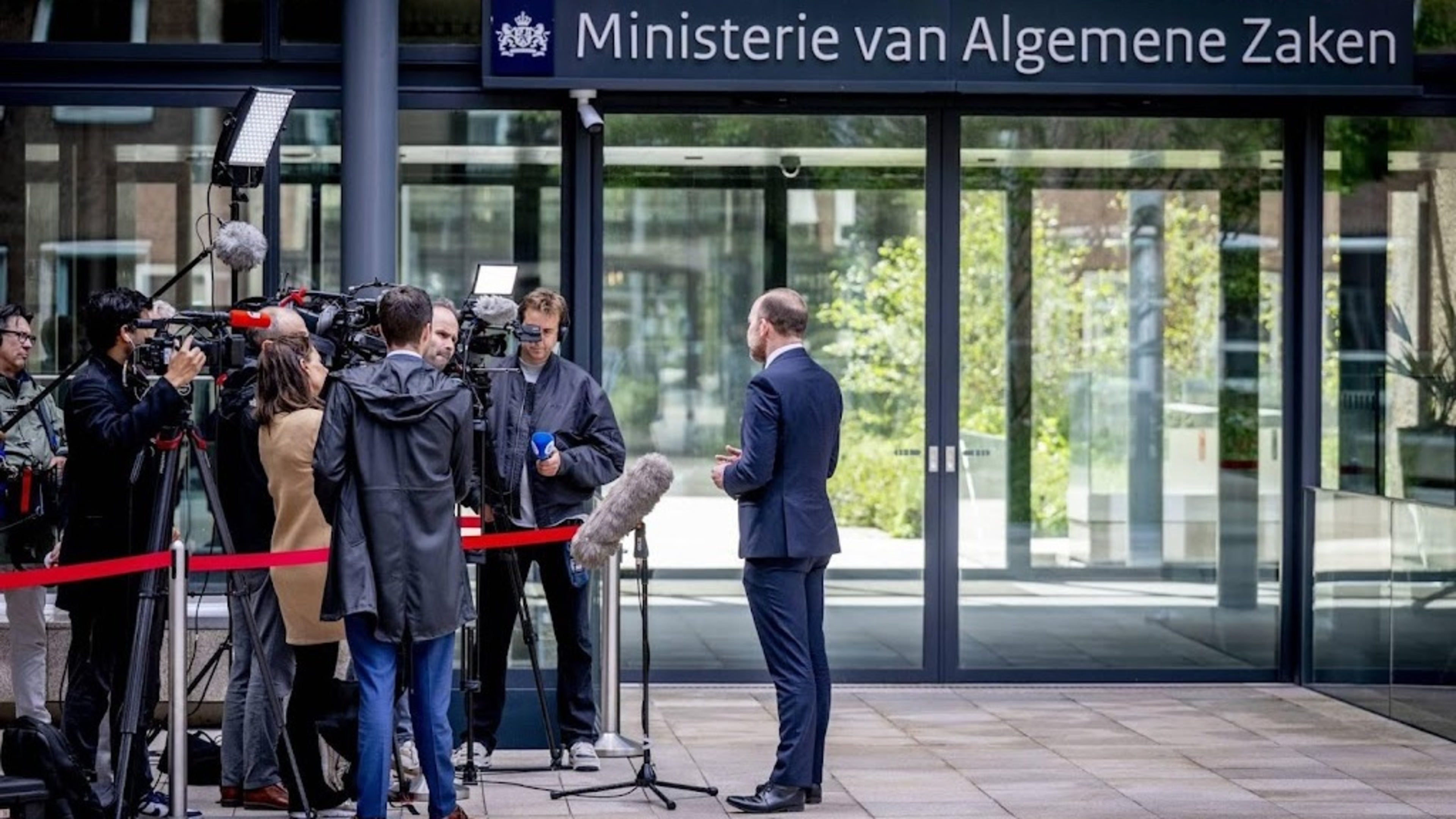 Van den Brink: Asylum-refusing municipality must talk to neighbors