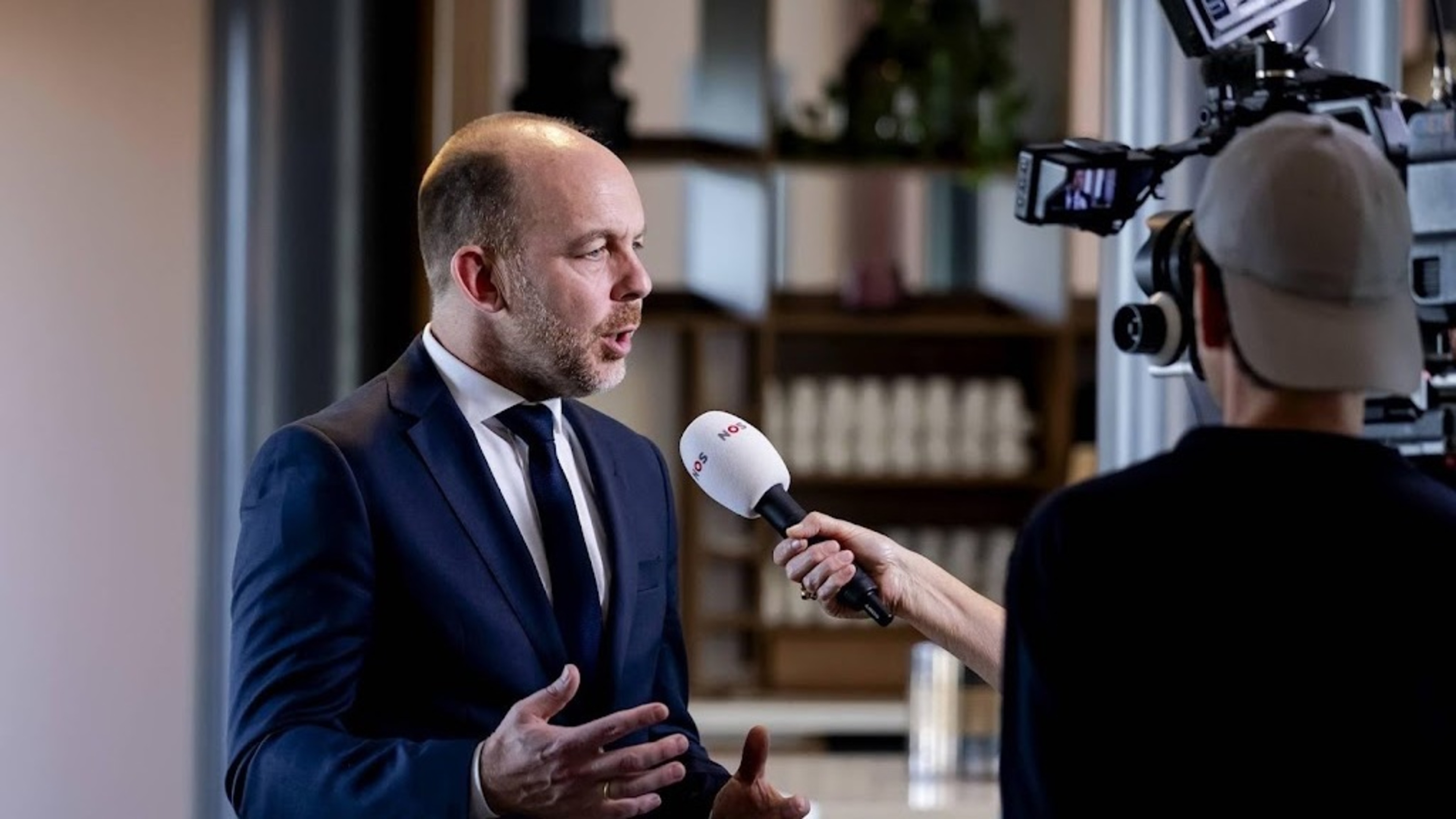 Van den Brink roept nog eens 14 weigergemeenten op het matje