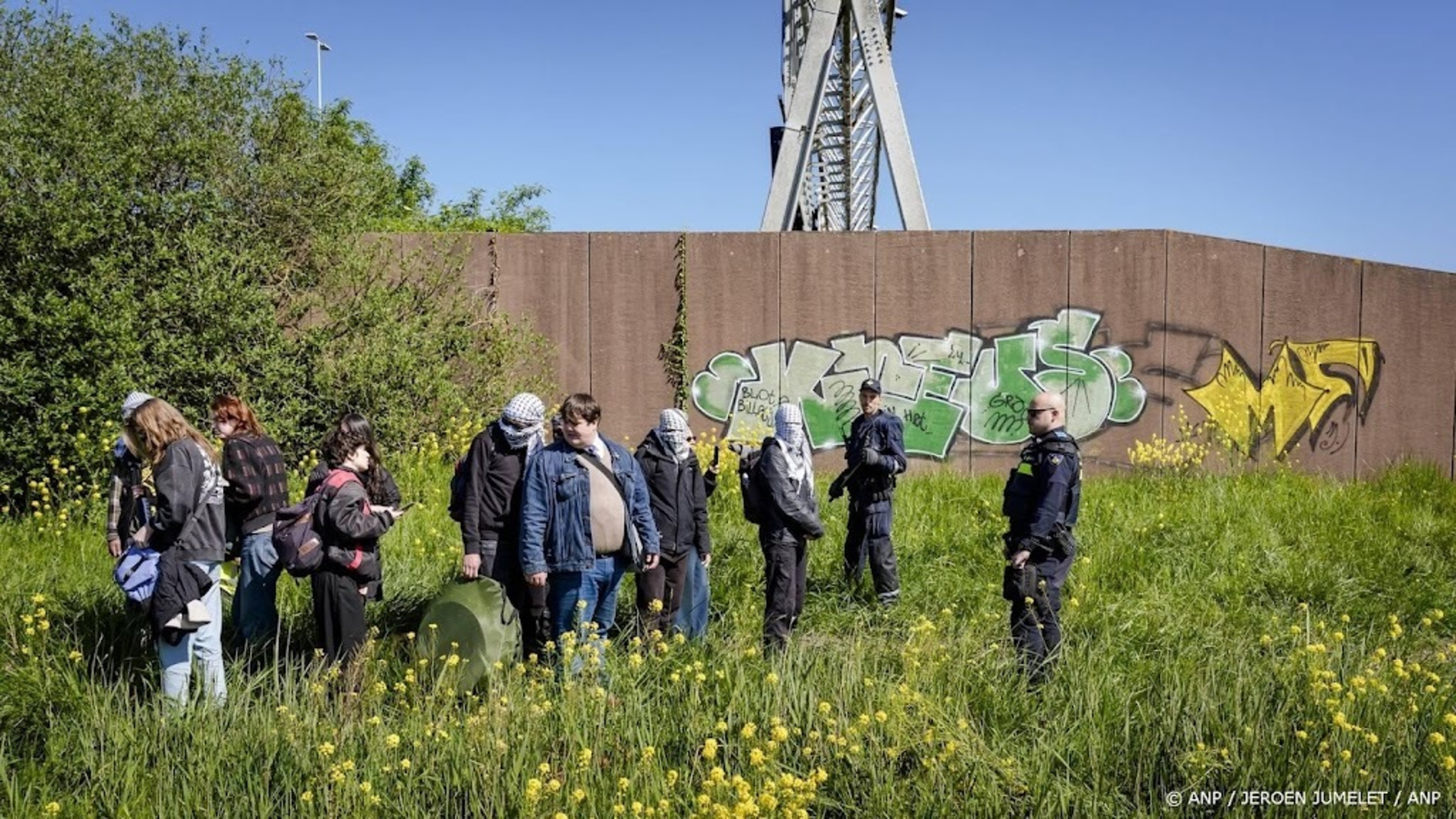 XR climate protesters walk onto A12 at De Meern