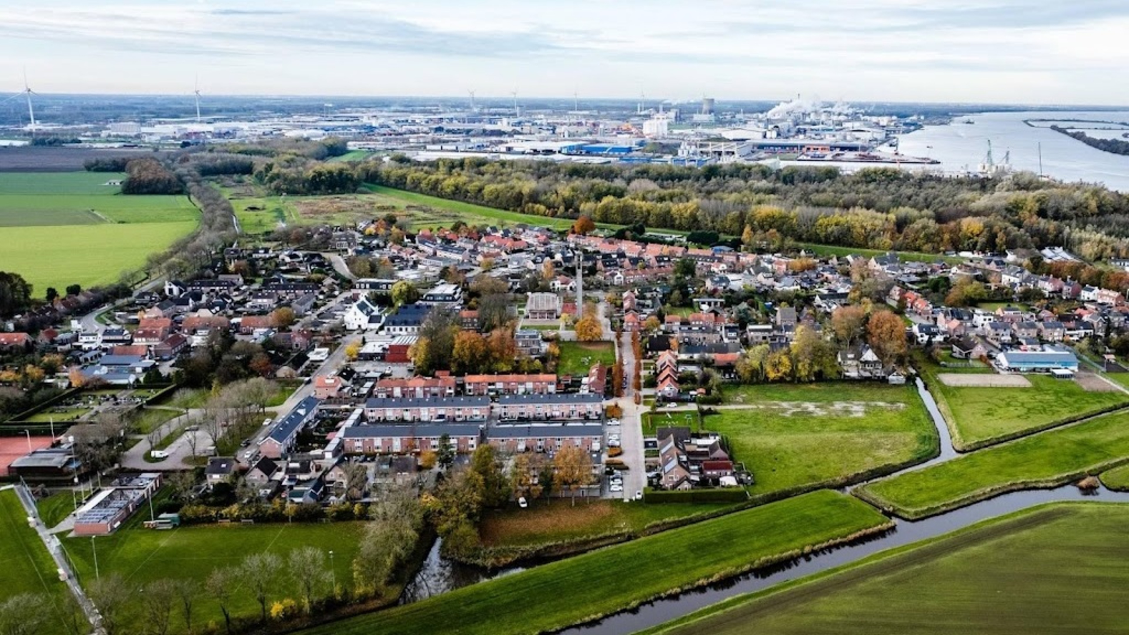 Scenario where Moerdijk remains more prominently in focus