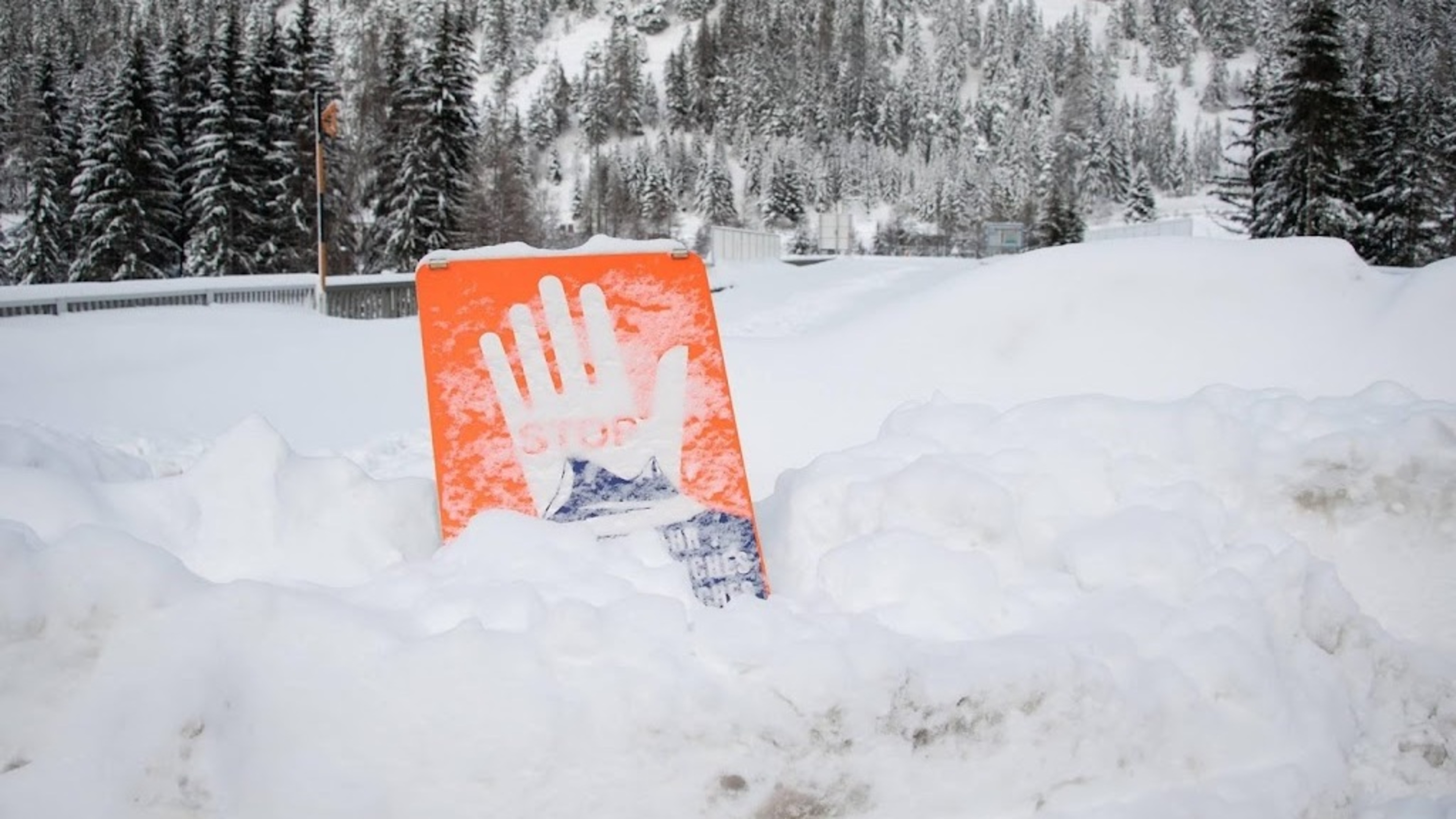 Lech and Zürs ski resorts in Austria cut off by avalanche