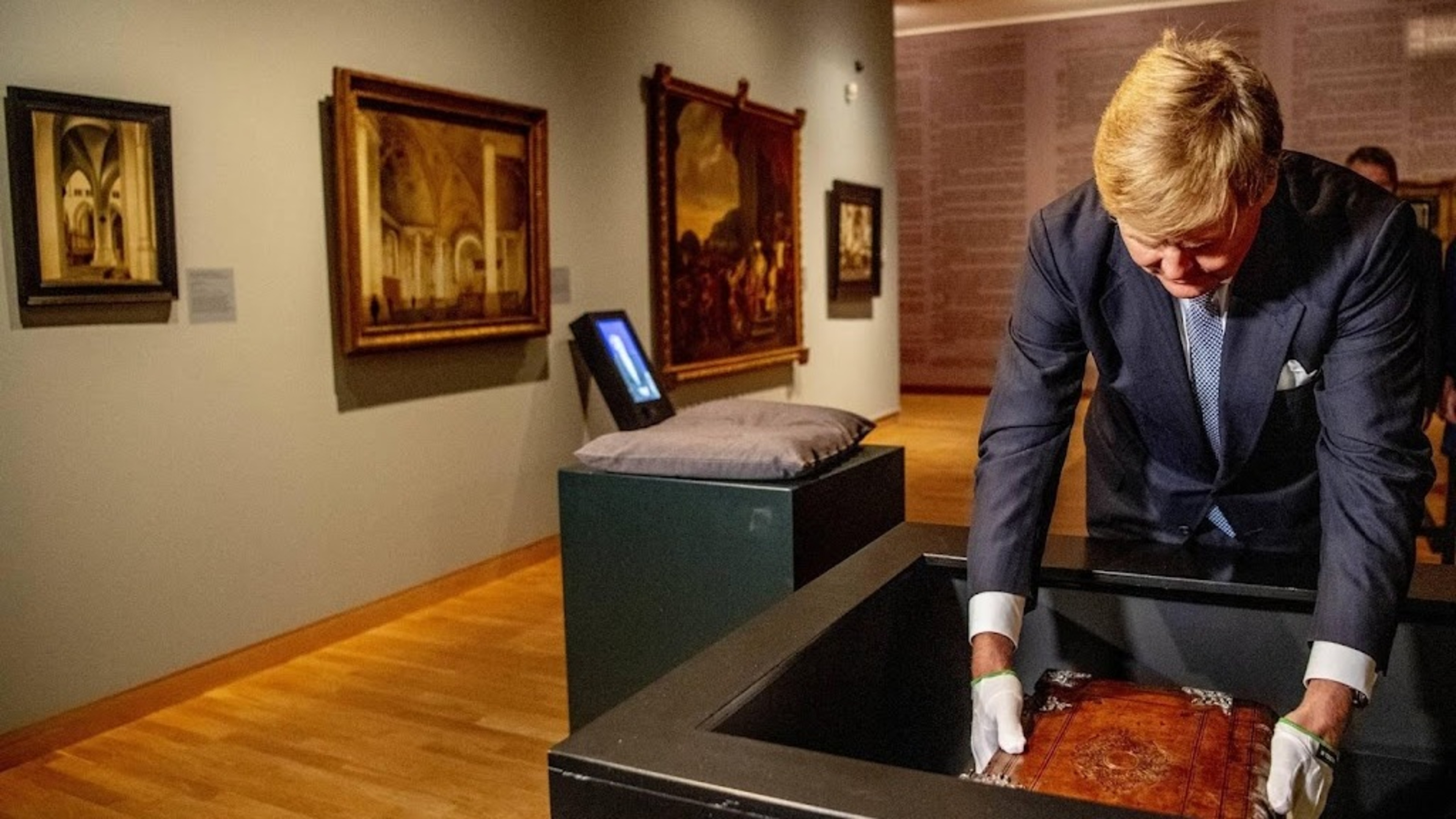 Small portion of royal colonial objects potentially unlawful