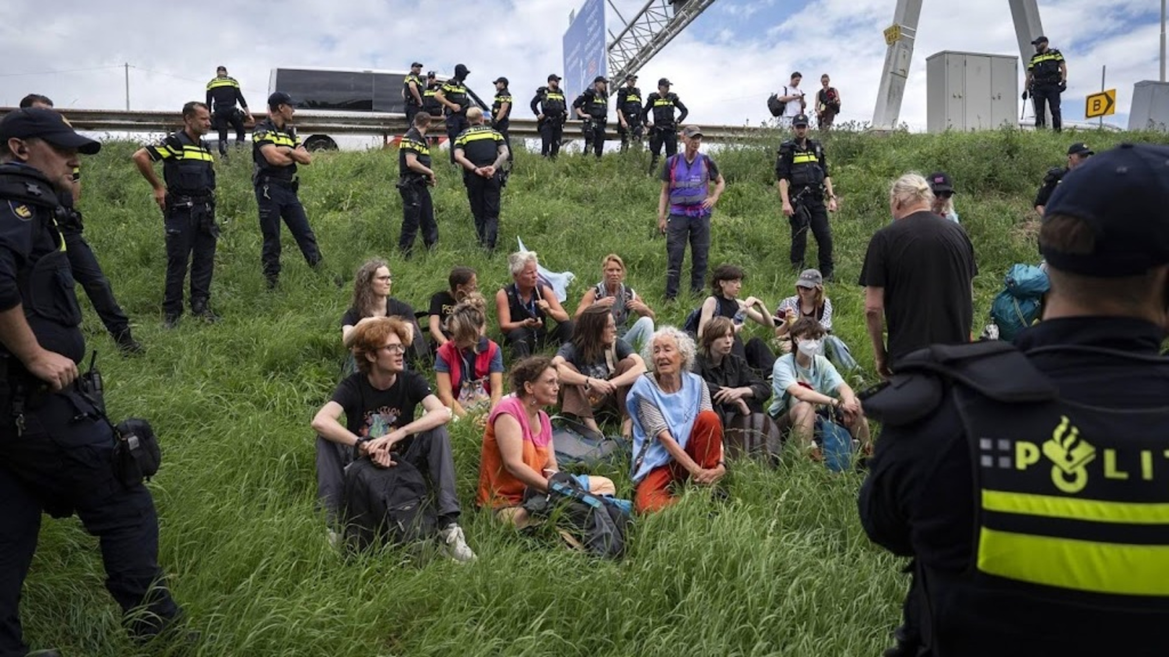 Climate protesters from XR attempt to enter A12 at Laagraven