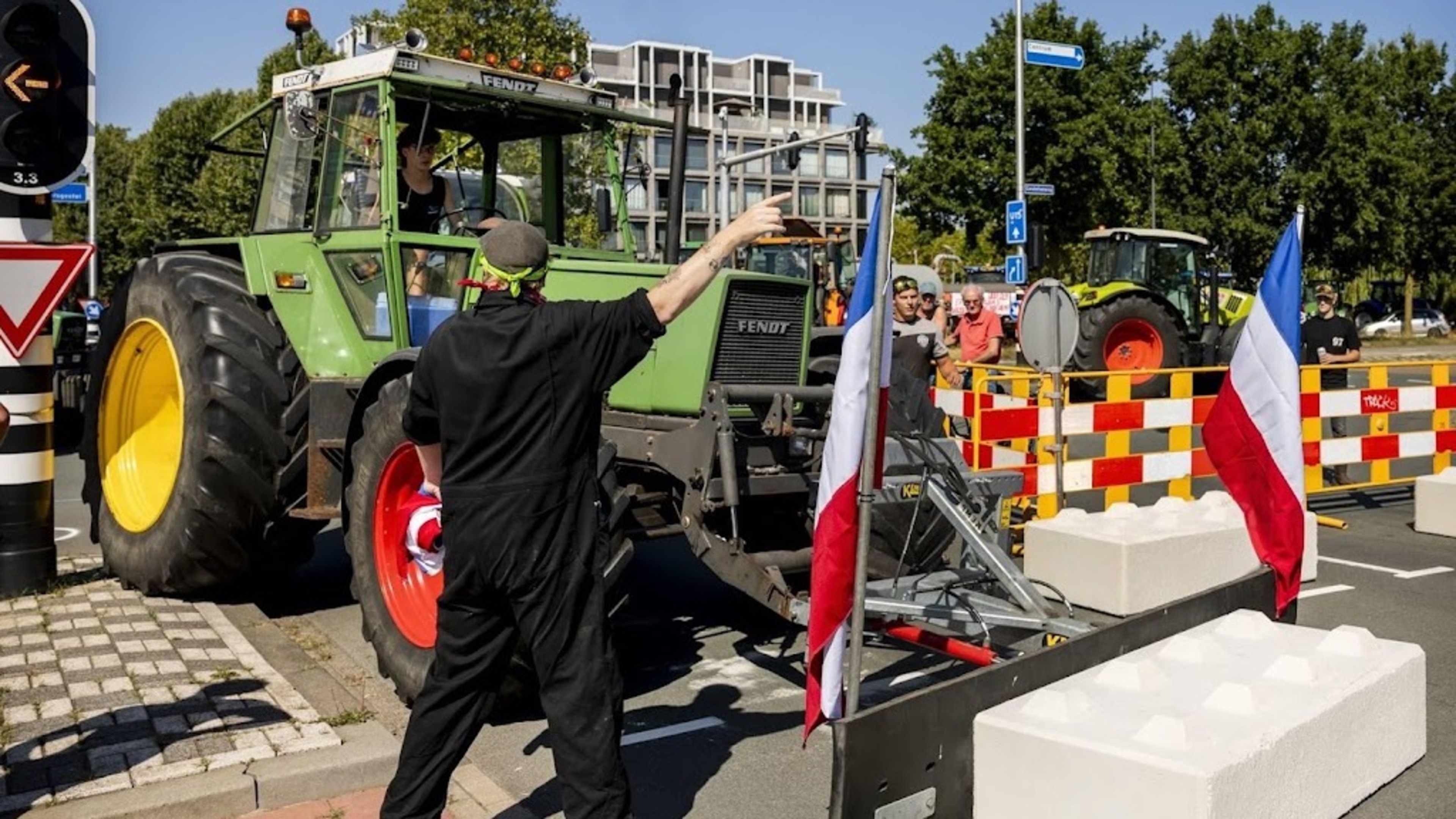 Enkele trekkers rijden door blokkade bij provinciehuis Den Bosch