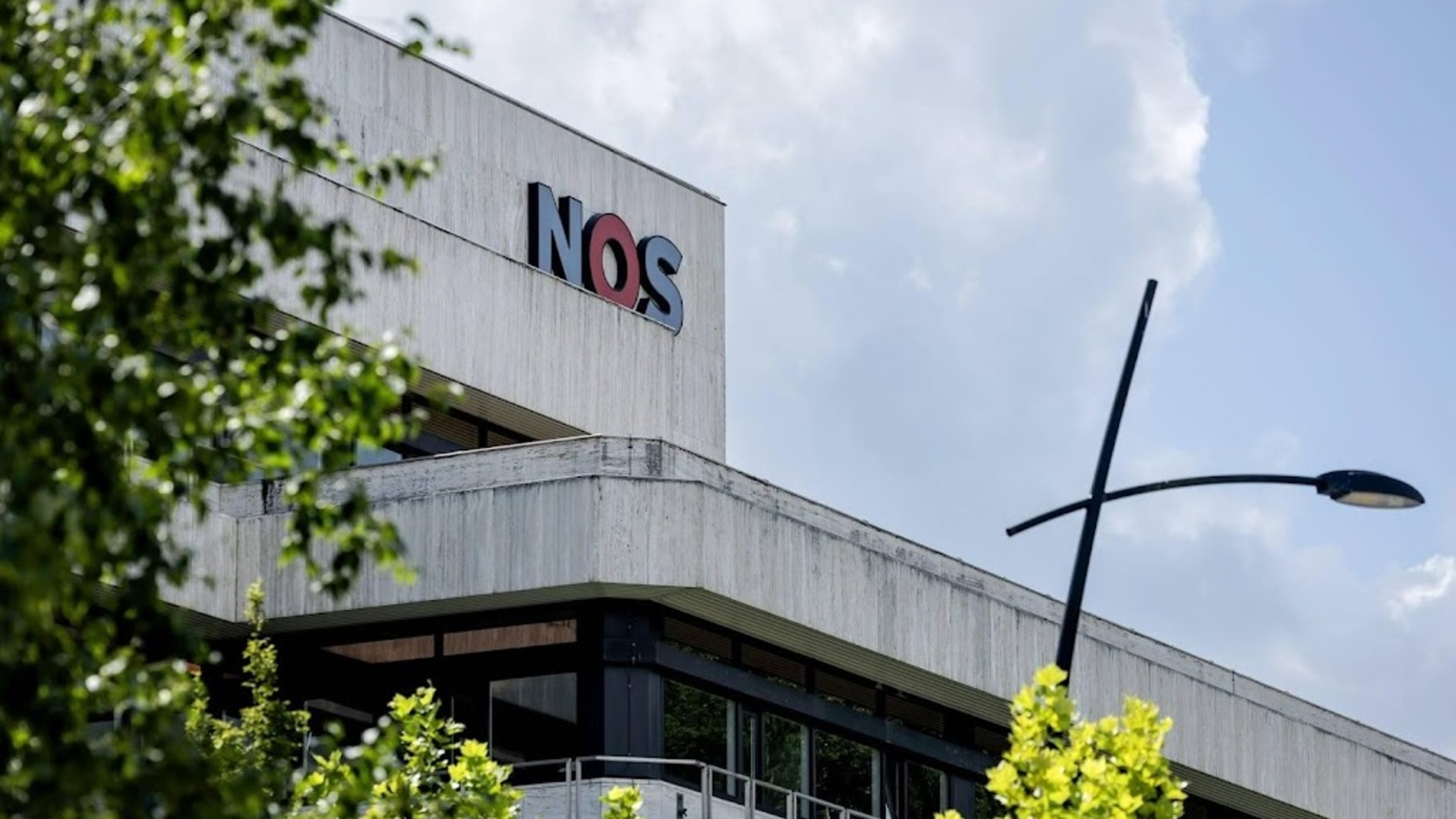 Extra news bulletins on NPO 1 and SBS6 after attacks on Iran