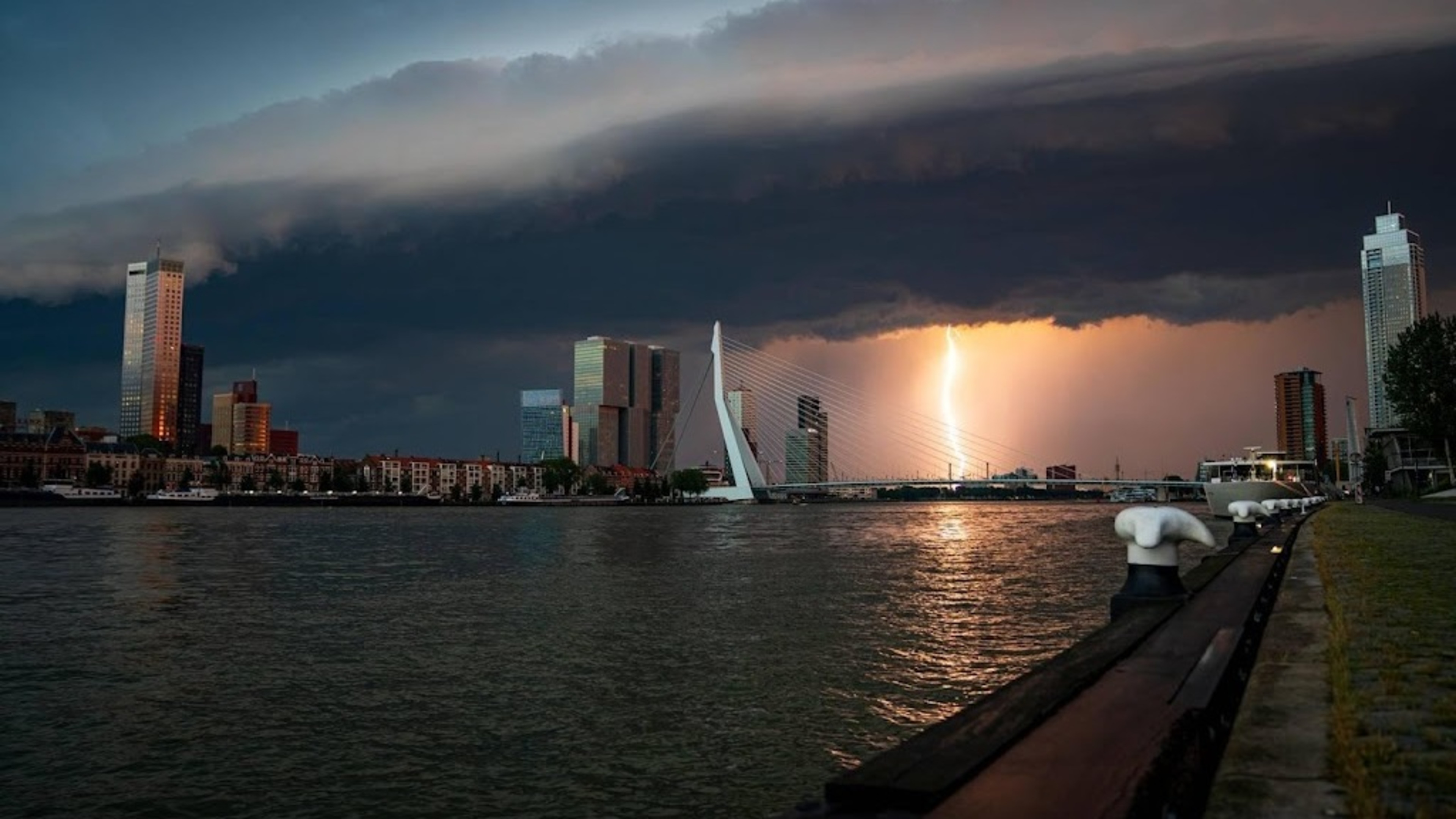 Many storm reports in central Netherlands, NL-Alert issued
